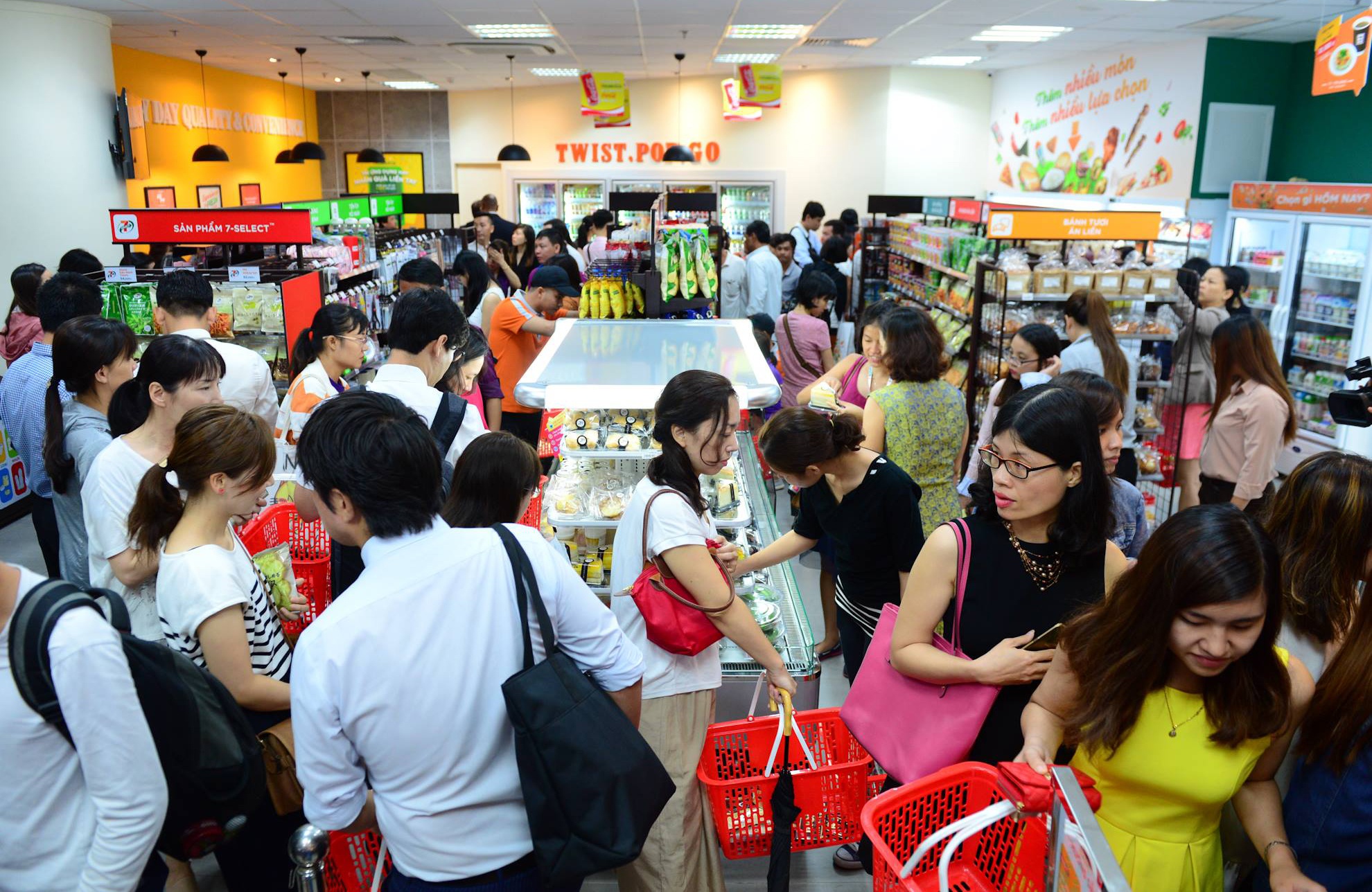7-Eleven vua khai truong tai Viet Nam da tap nap khach hinh anh