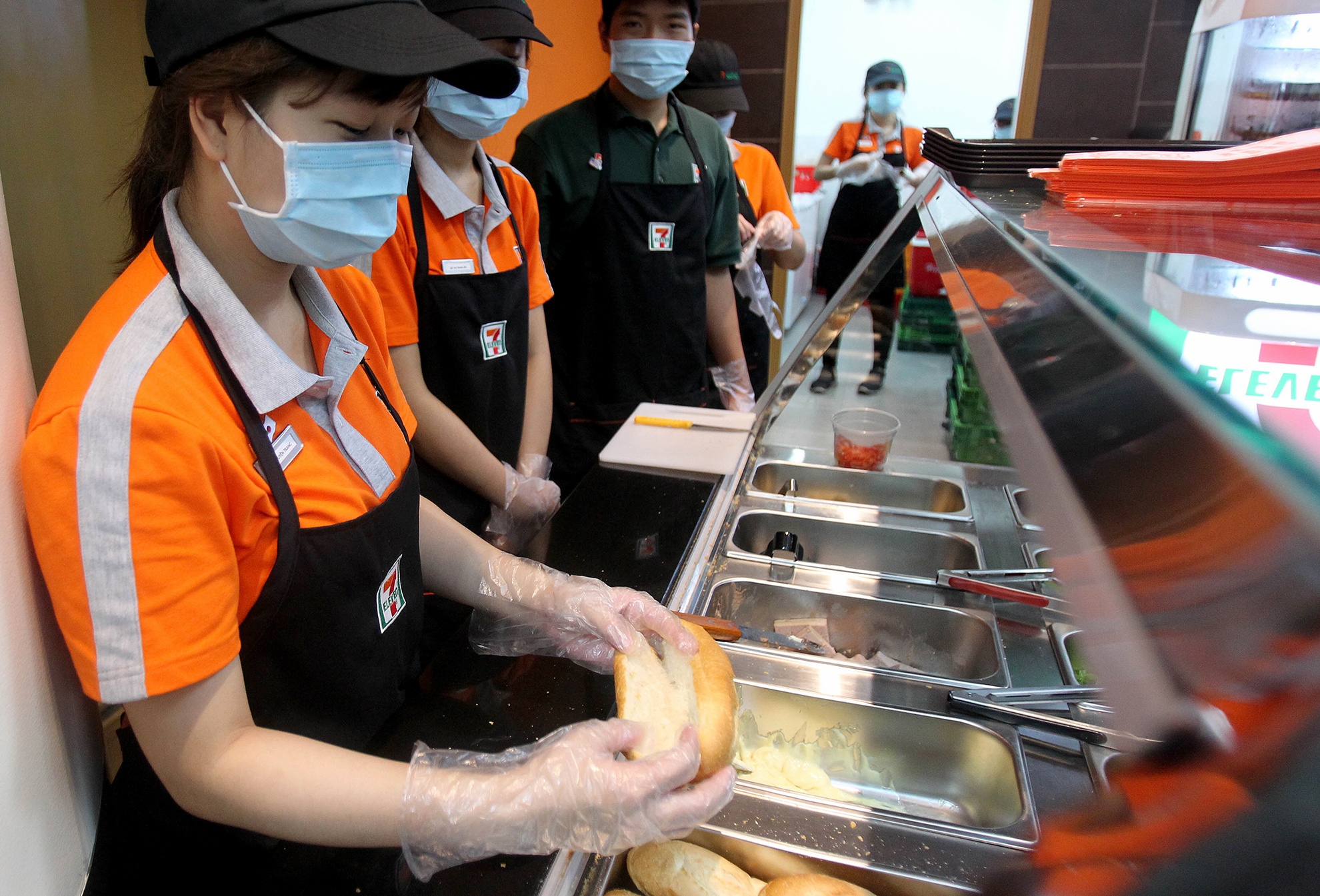 Xep hang dai cho mua hang 7-Eleven o Sai Gon anh 8