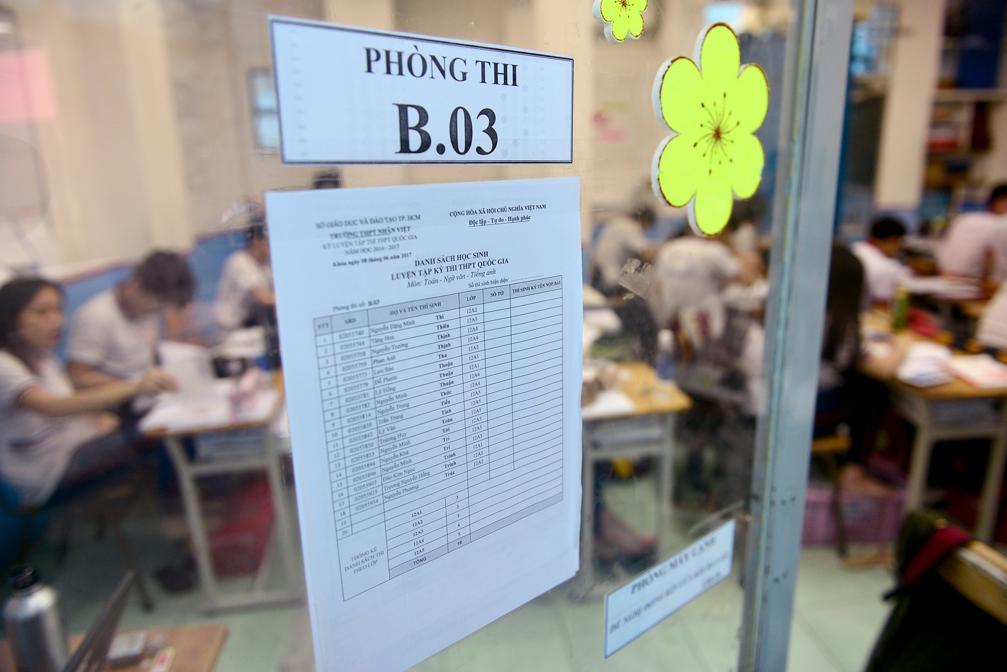 Canh on thi nuoc rut cua cac si tu Sai Gon anh 8