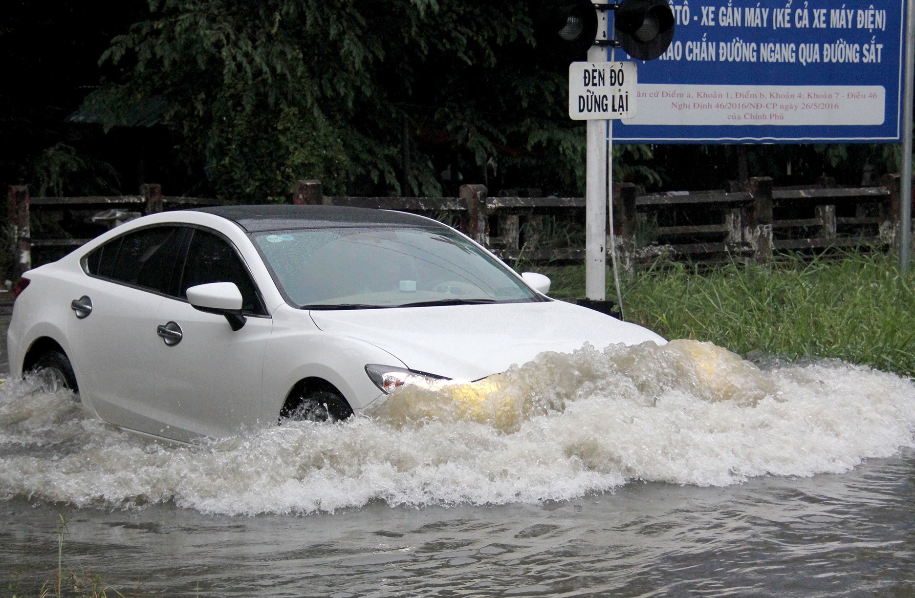 Mua ngap lut duong, tau tre 1 gio o Sai Gon hinh anh