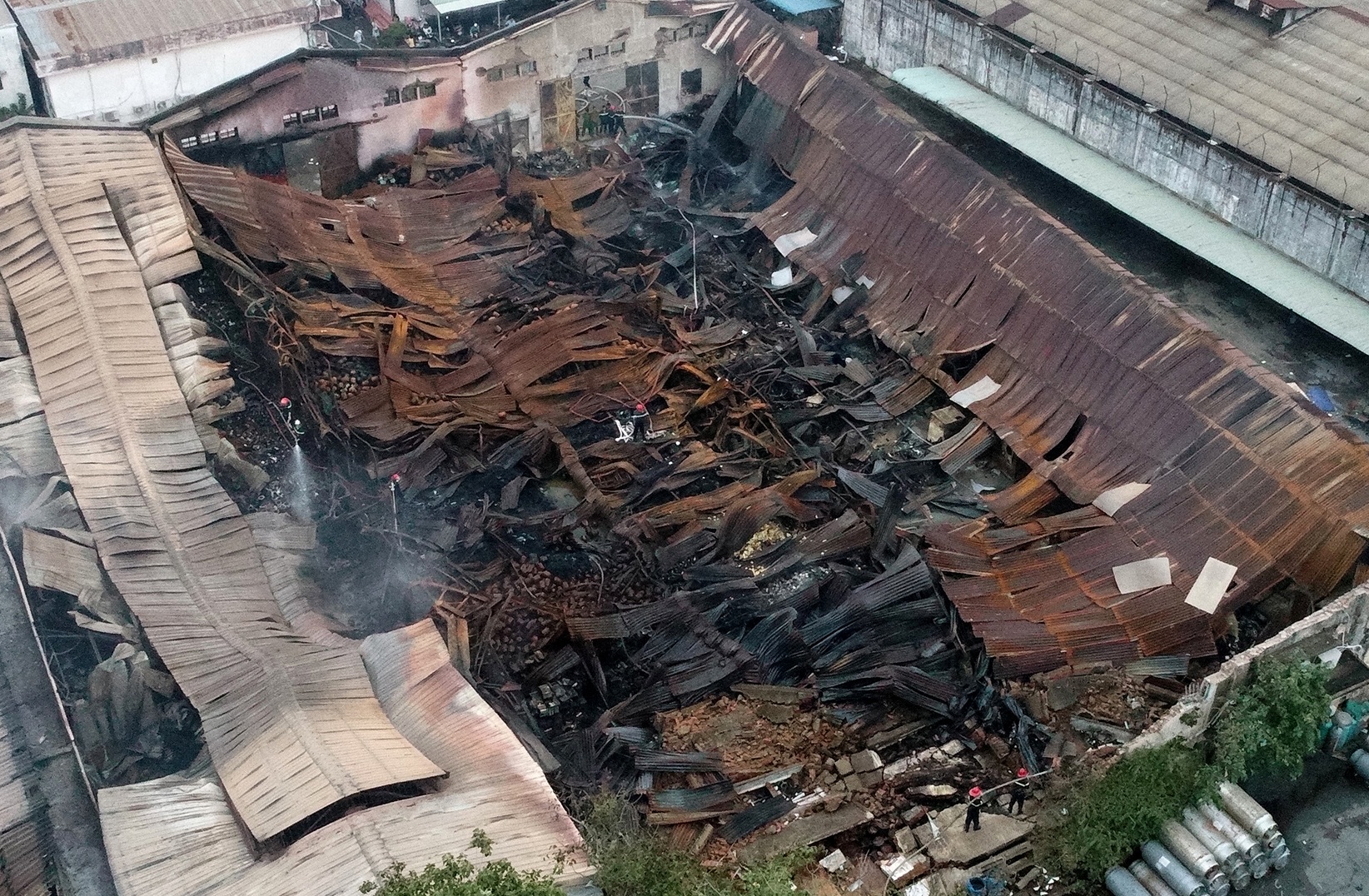 Canh tan hoang sau vu chay nha kho o cang Sai Gon hinh anh