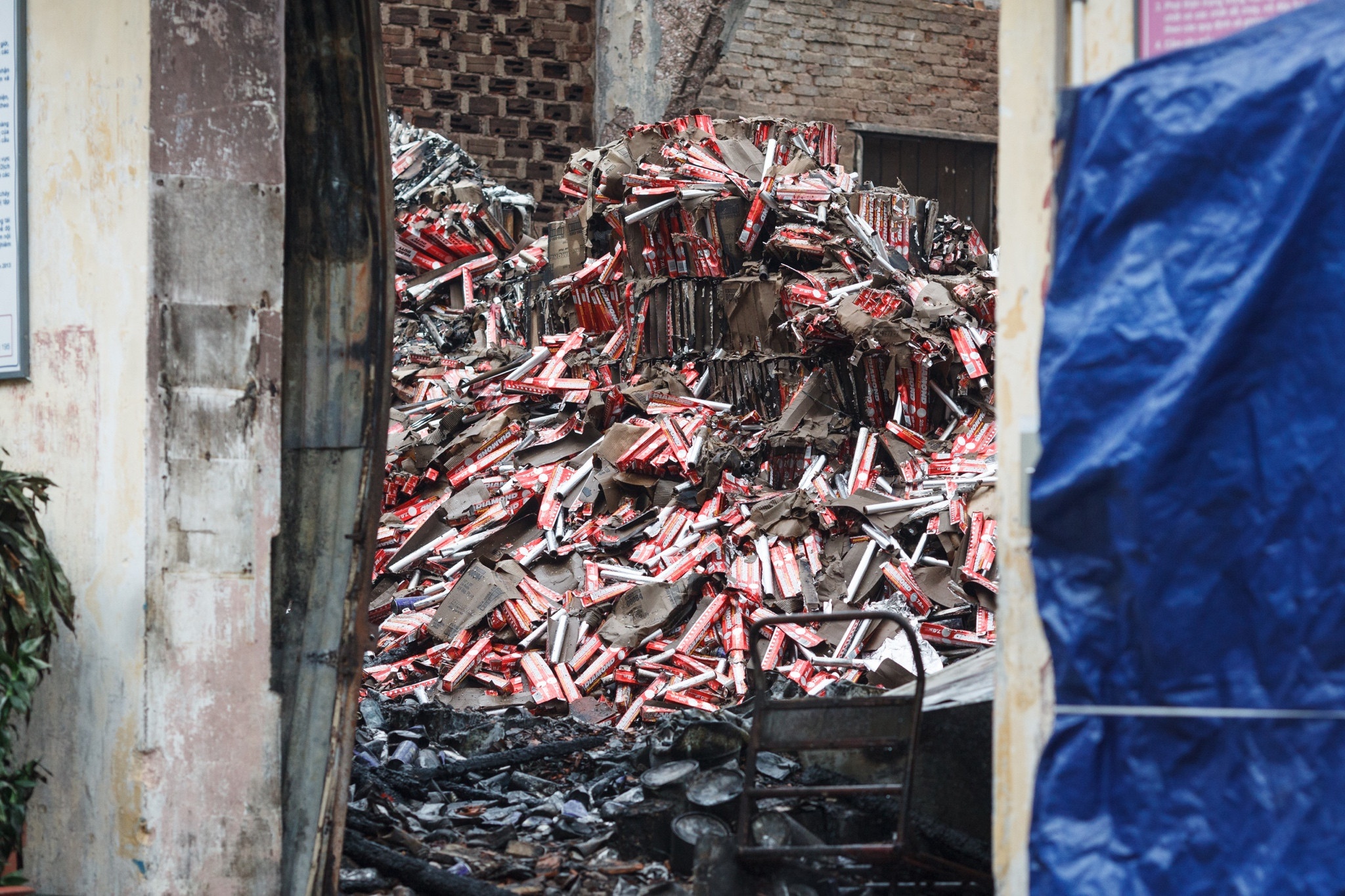 Khu kho hang sat cang Sai Gon tan hoang sau vu cha anh 8