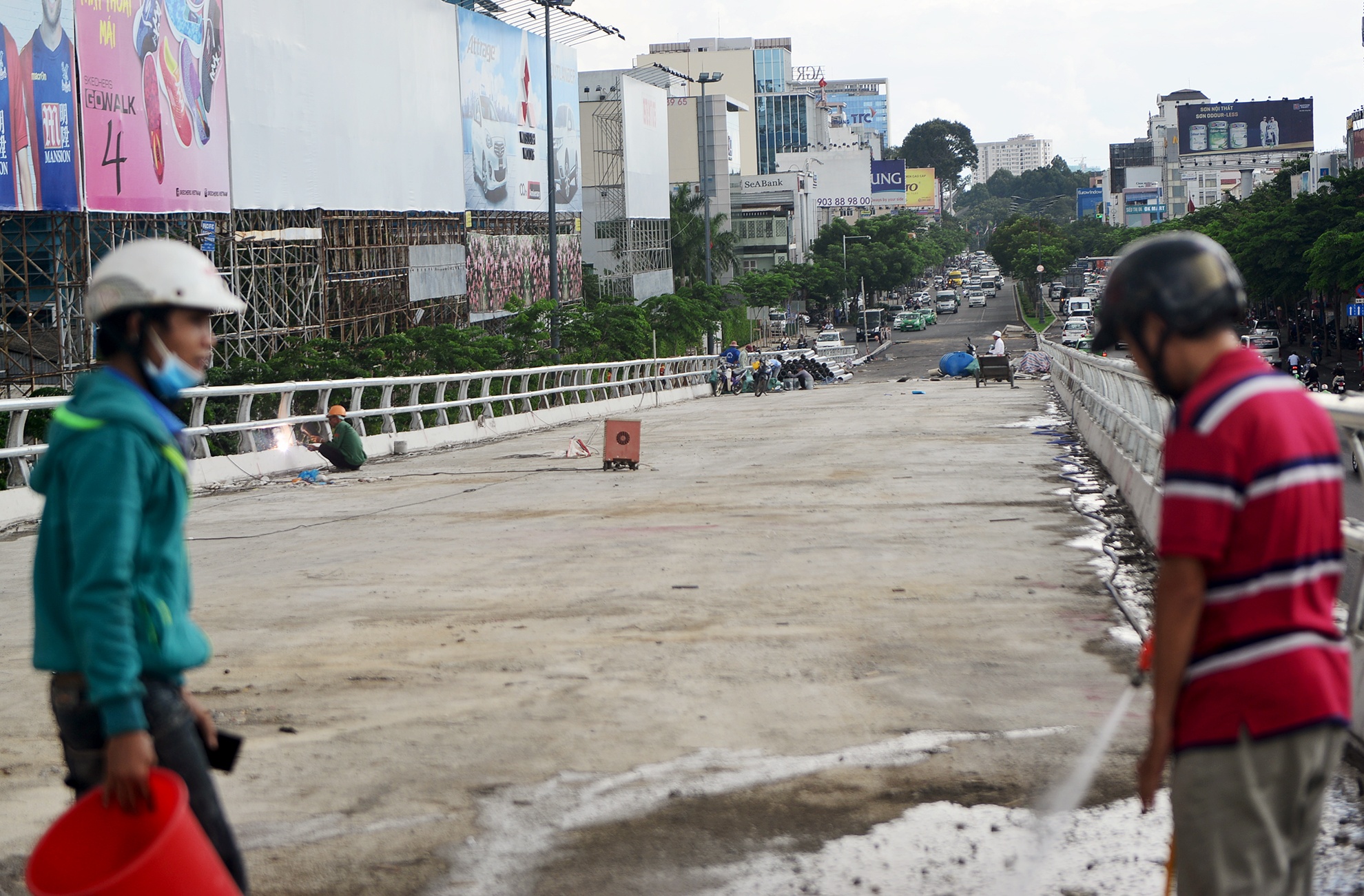 Hai cau vuot giai cuu ket xe truoc san bay anh 8