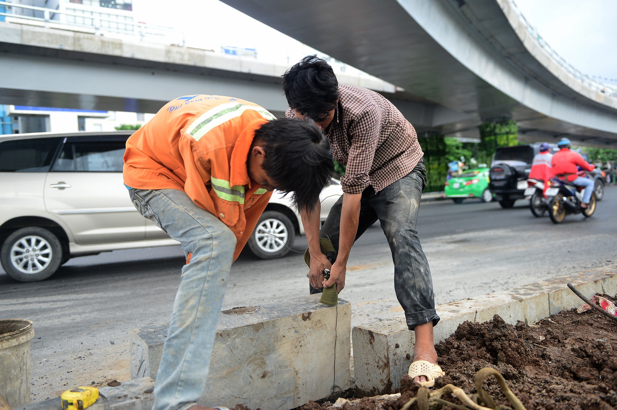 Hai cau vuot giai cuu ket xe truoc san bay anh 10