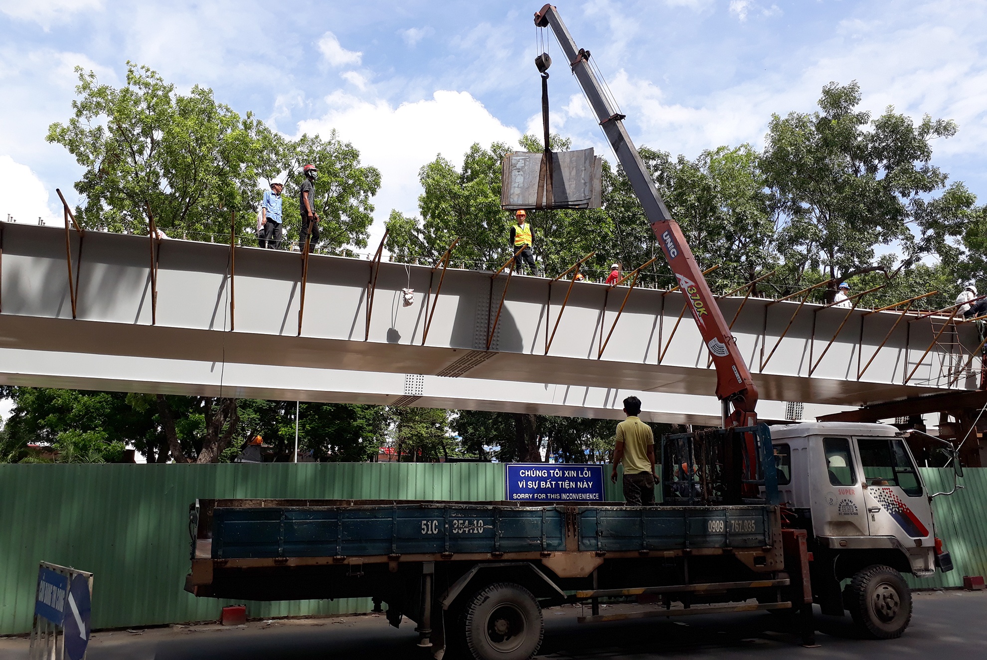 Hai cầu vượt giải cứu kẹt xe trước sân bay ảnh 13 Hai cau vuot giai cuu ket xe truoc san bay anh 13