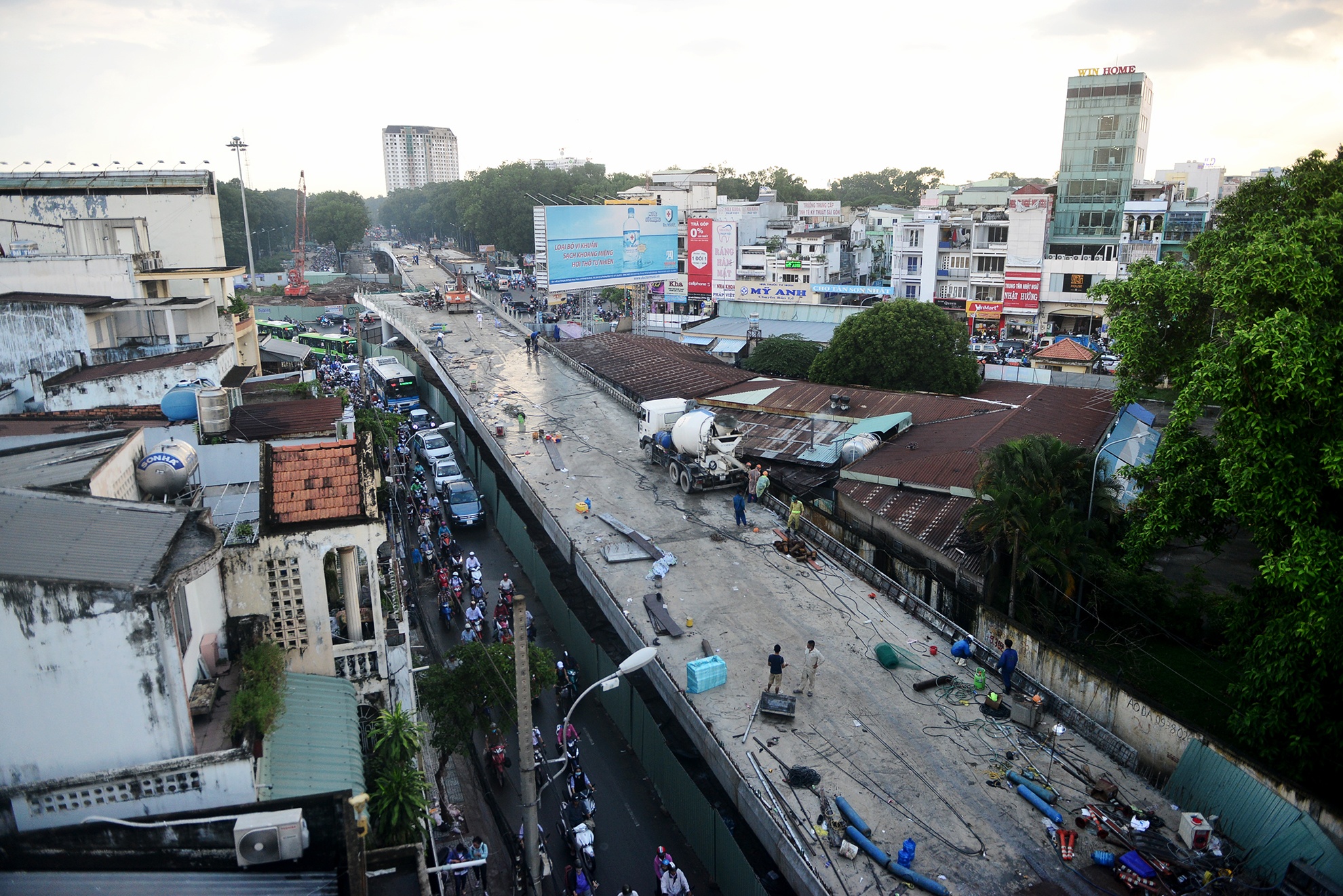 Hai cau vuot giai cuu ket xe truoc san bay anh 14