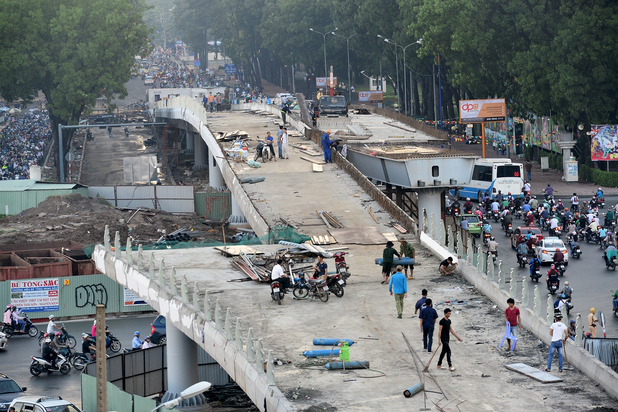 Hai cau vuot giai cuu ket xe truoc san bay anh 15