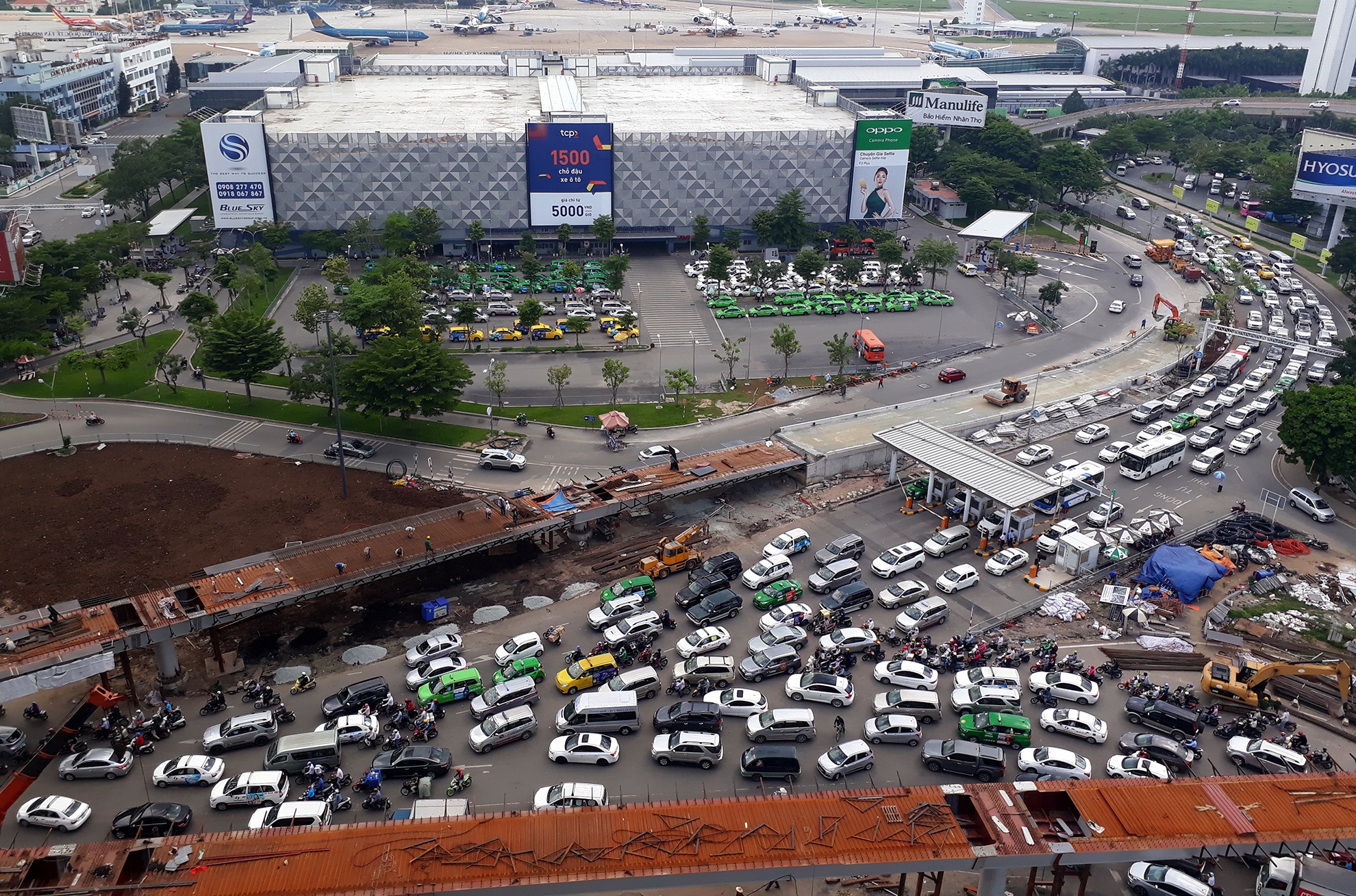 Hai cầu vượt giải cứu kẹt xe trước sân bay ảnh 1 Hai cau vuot giai cuu ket xe truoc san bay anh 1