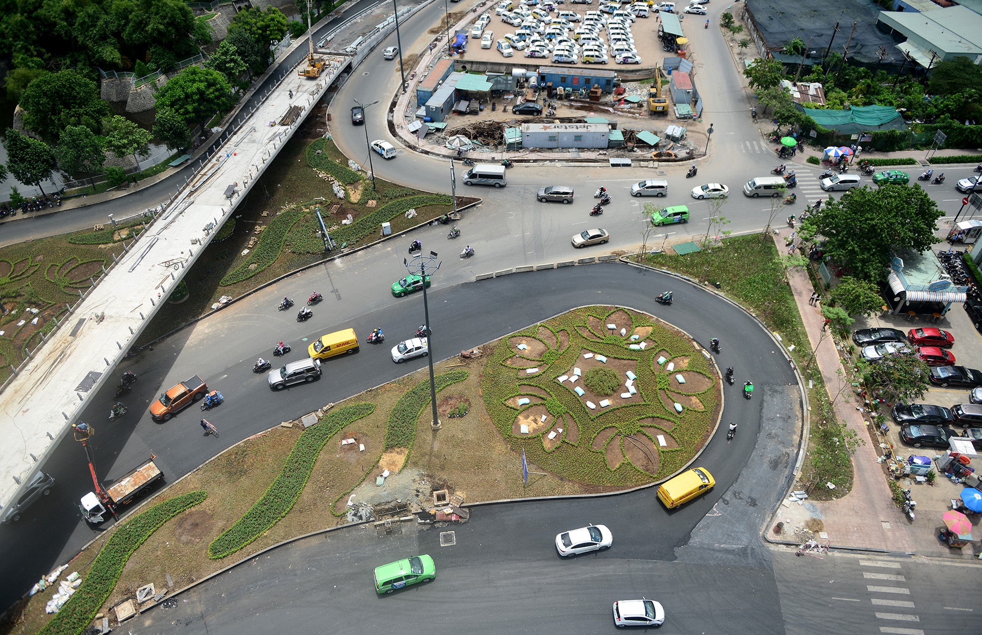 Hai cau vuot giai cuu ket xe truoc san bay anh 9