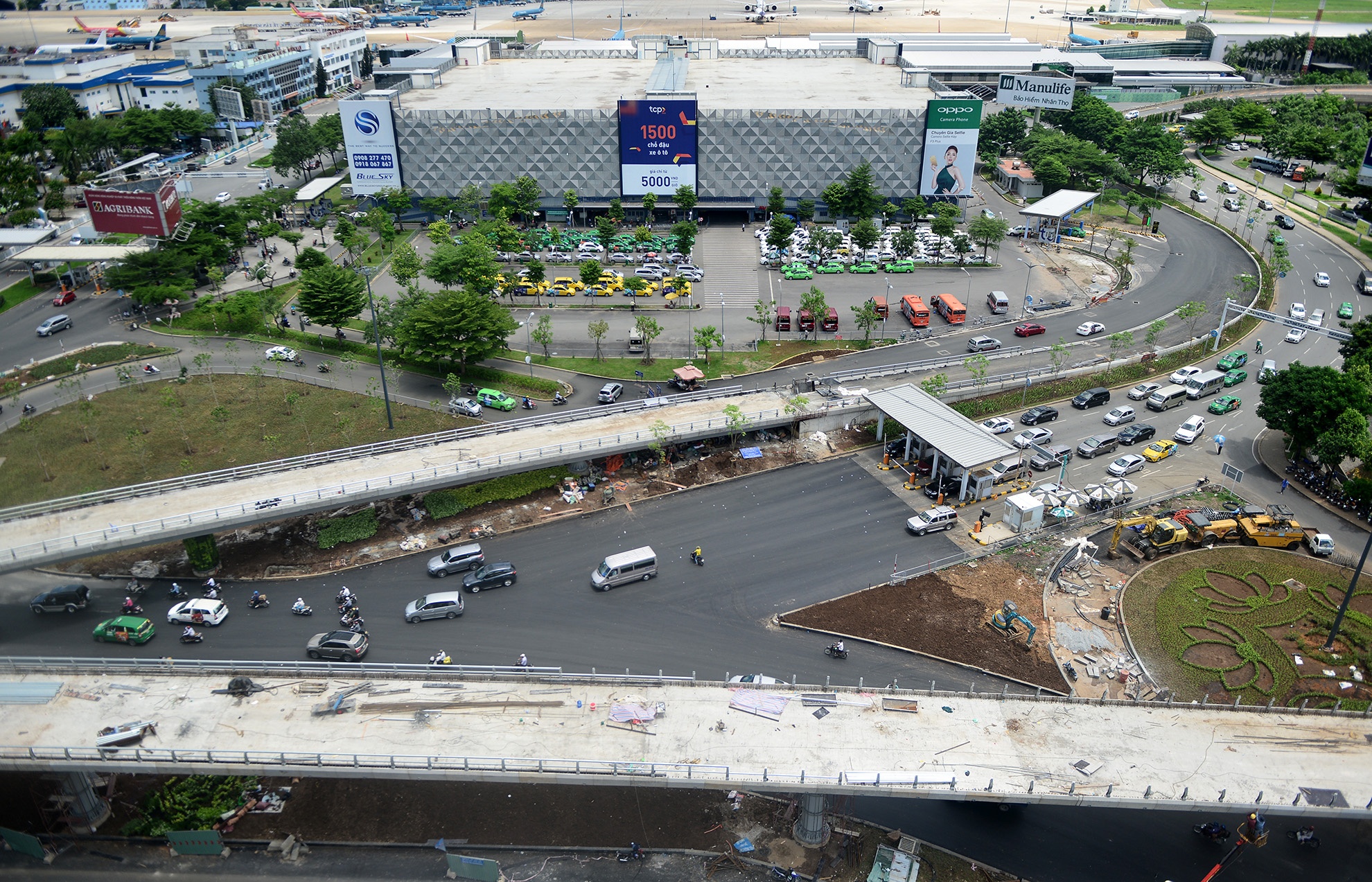 Hai cau vuot giai cuu ket xe truoc san bay anh 2