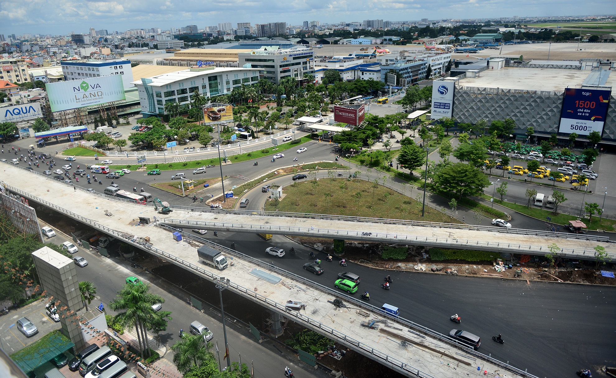 Hai cau vuot giai cuu ket xe truoc san bay anh 3