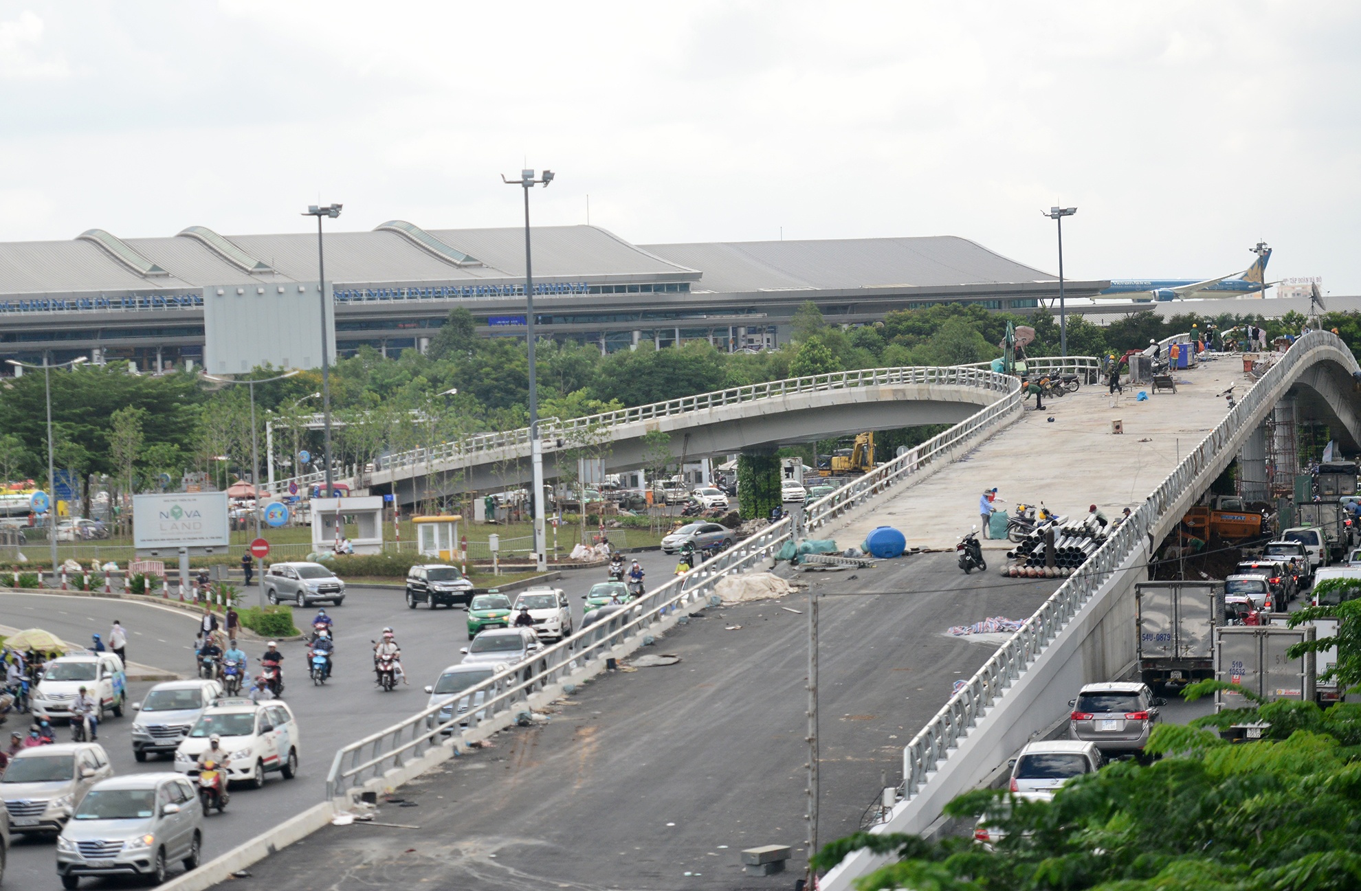 Hai cau vuot giai cuu ket xe truoc san bay anh 4