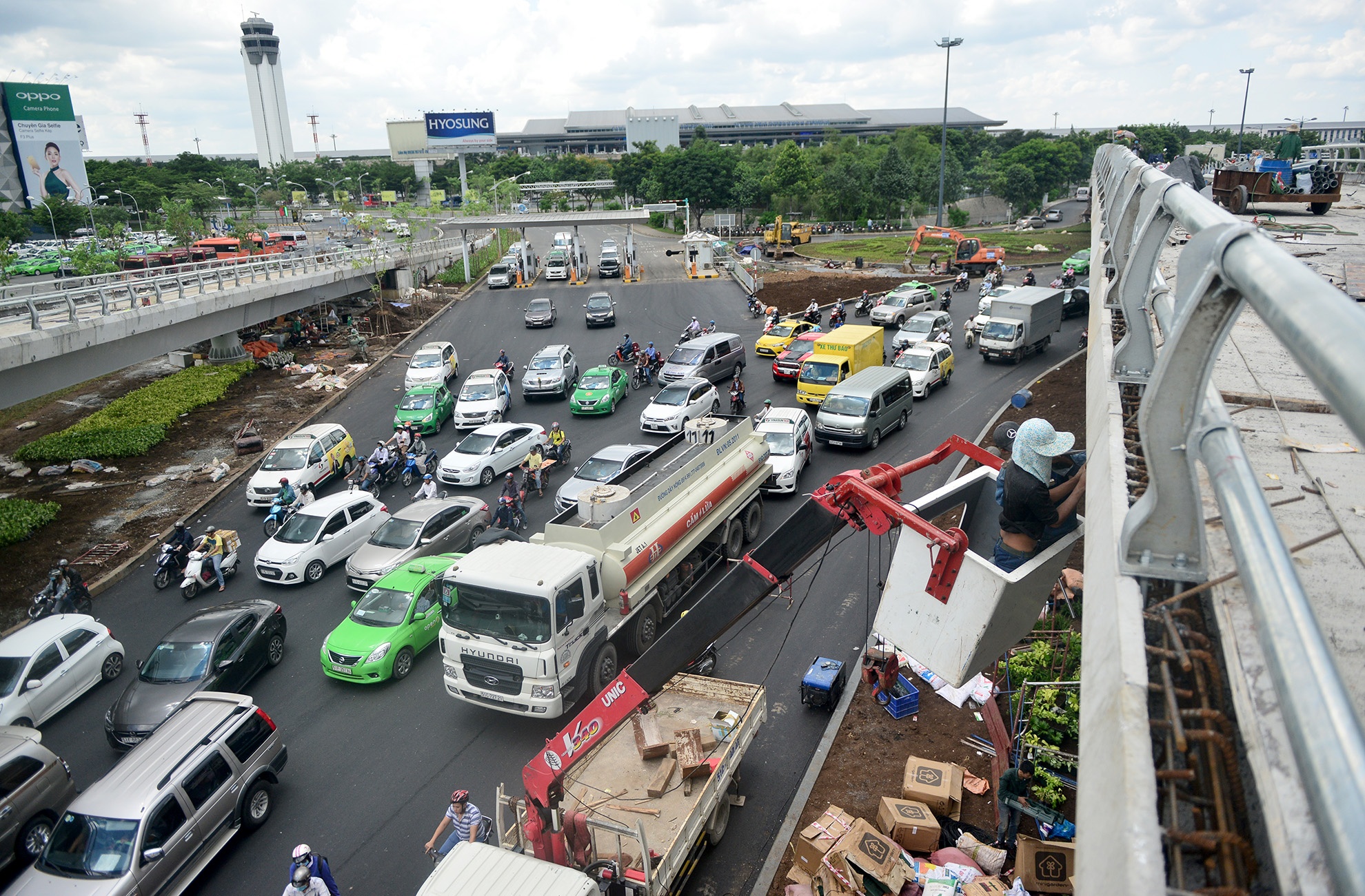 Hai cau vuot giai cuu ket xe truoc san bay anh 5