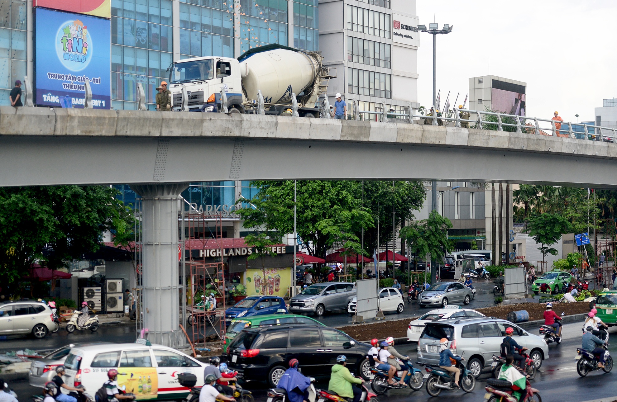 Hai cau vuot giai cuu ket xe truoc san bay anh 6