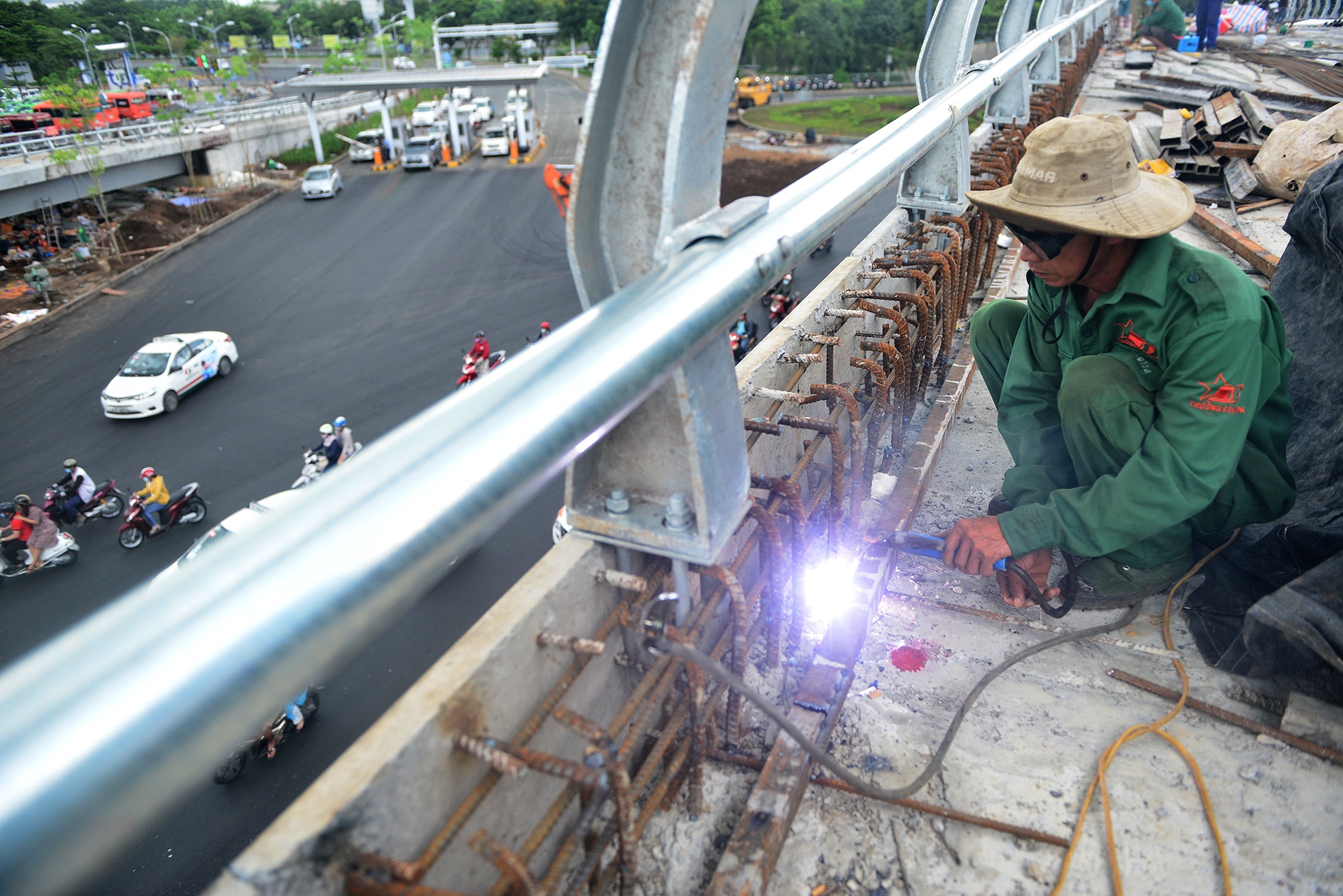 Hai cau vuot giai cuu ket xe truoc san bay anh 7