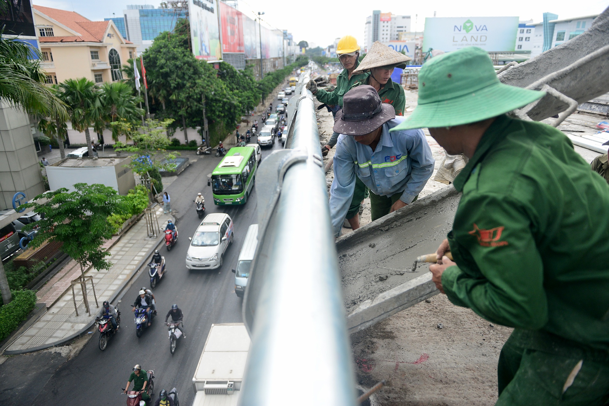 Canh thi cong khan truong 2 cau vuot 
