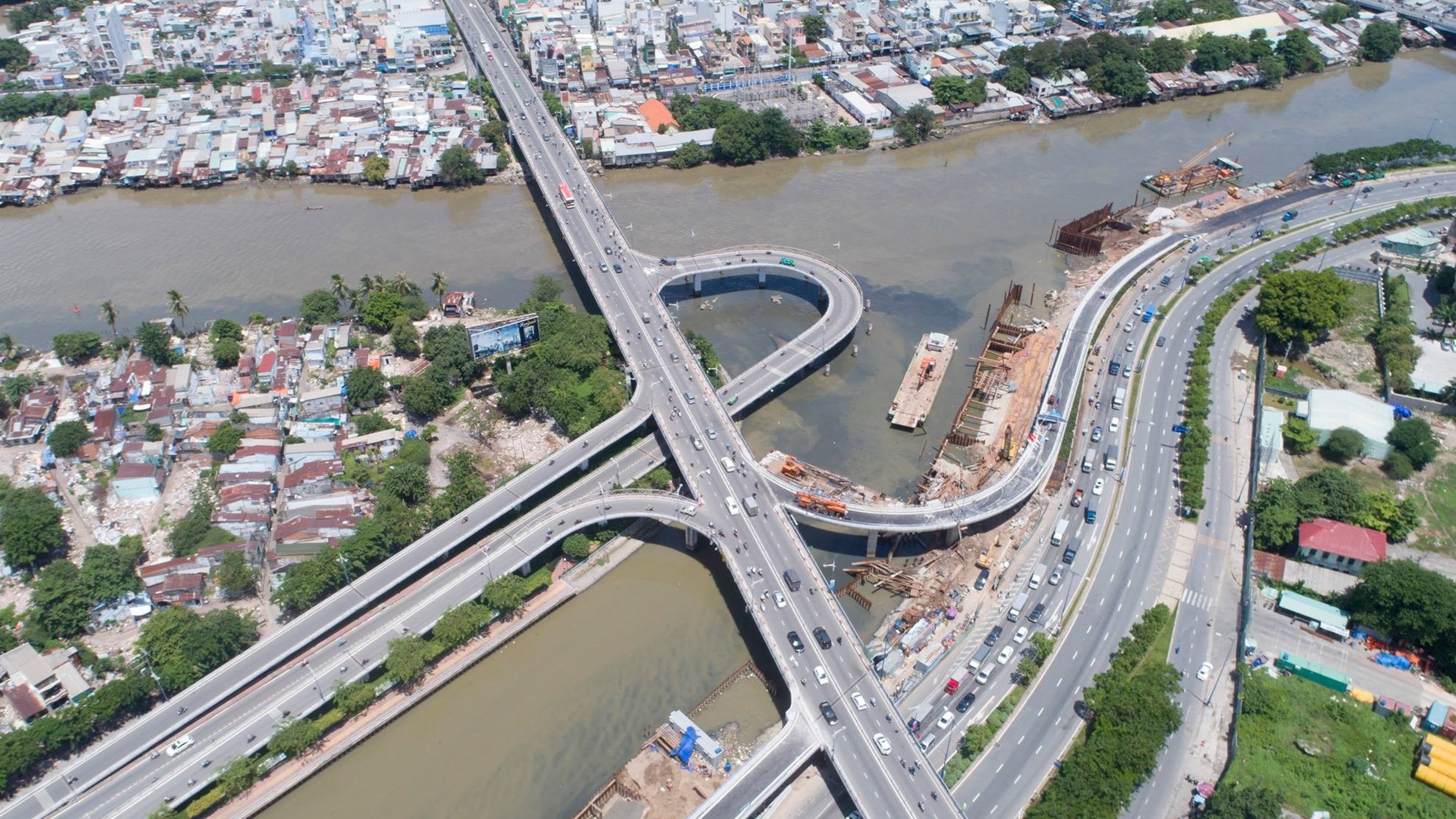 Cau Nguyen Van Cu co 2 nhanh chap noi moi nhin tu tren cao hinh anh