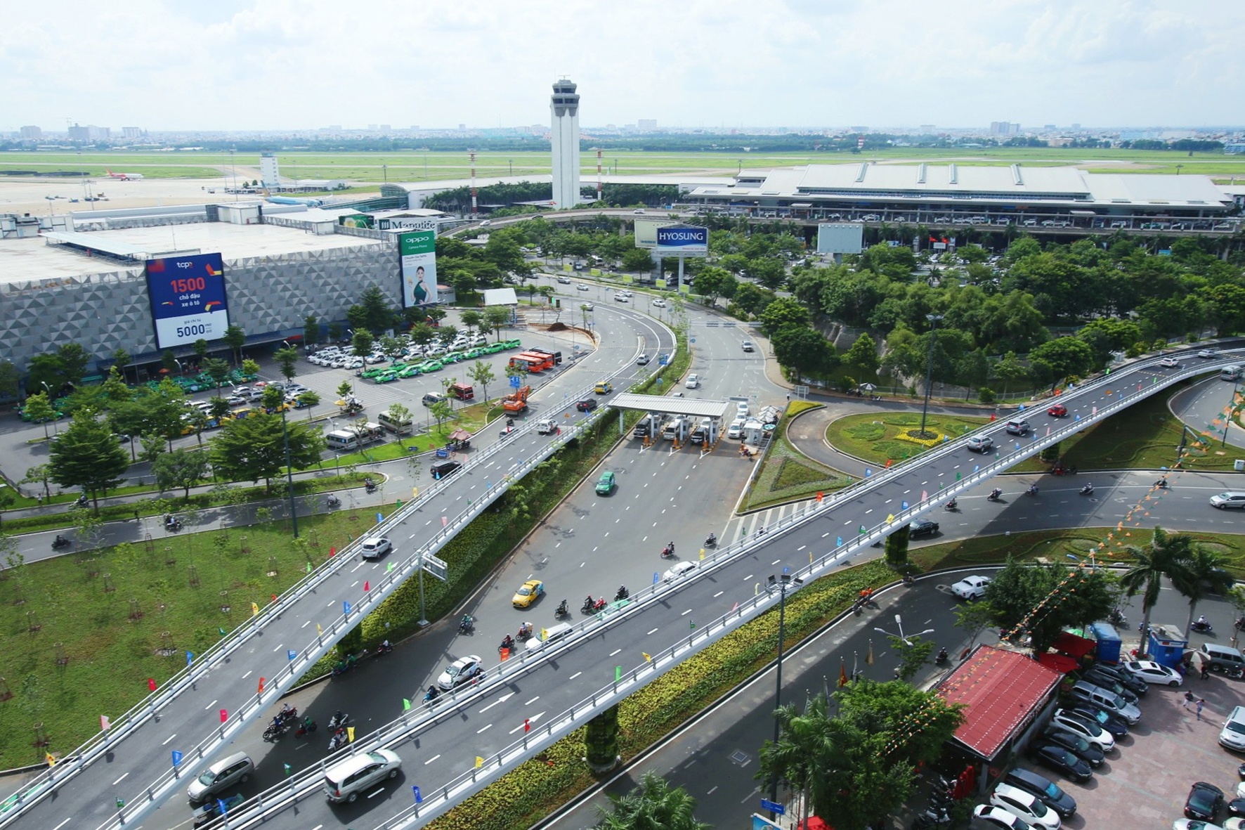 2 cau vuot giai cuu un tac san bay Tan Son Nhat anh 2