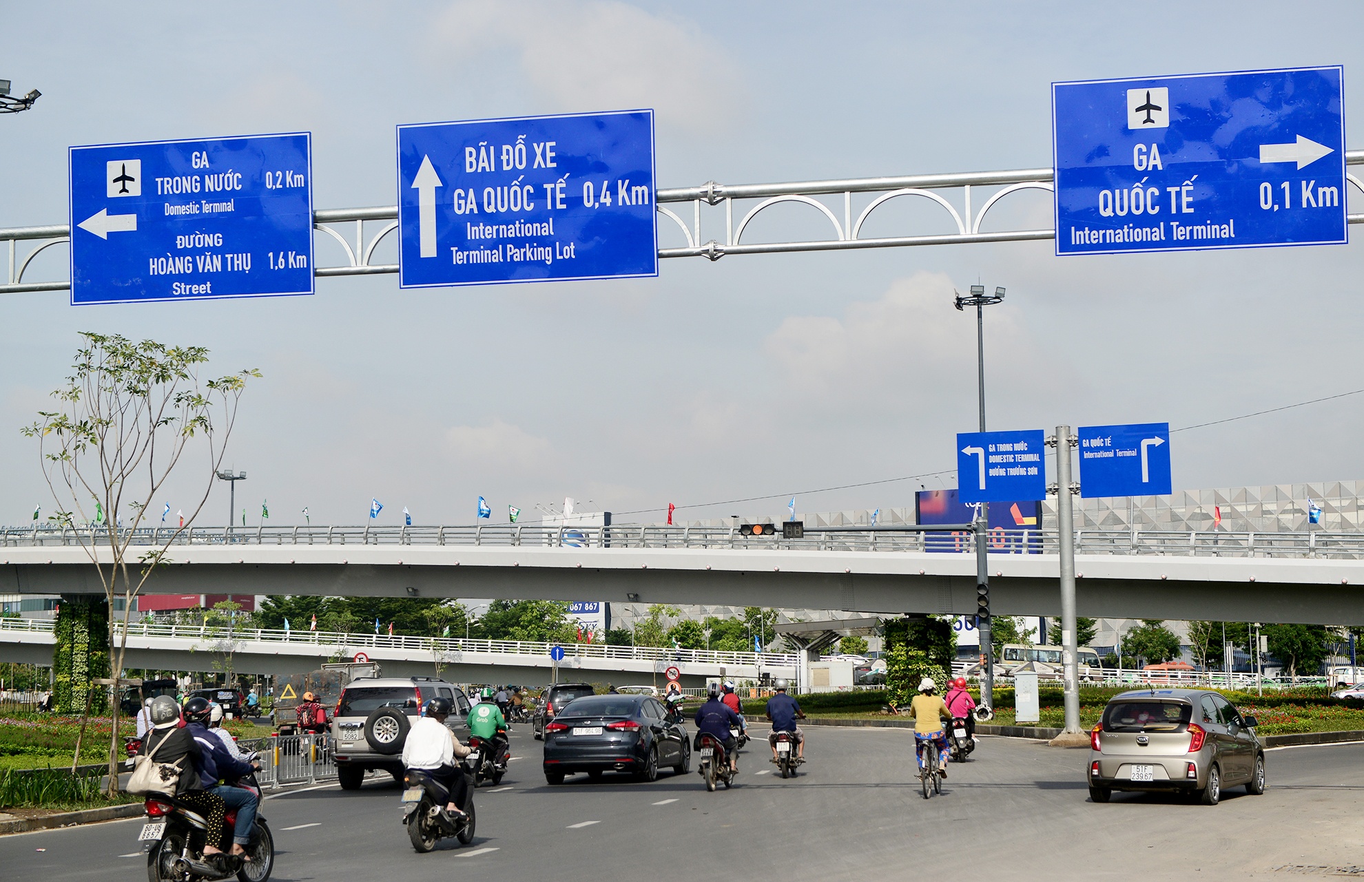 2 cau vuot giai cuu un tac san bay Tan Son Nhat anh 9