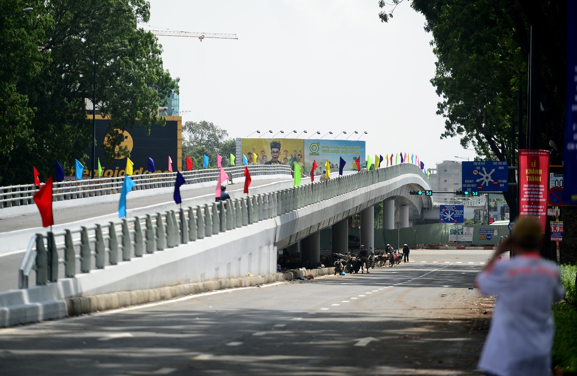 2 cau vuot giai cuu un tac san bay Tan Son Nhat anh 10