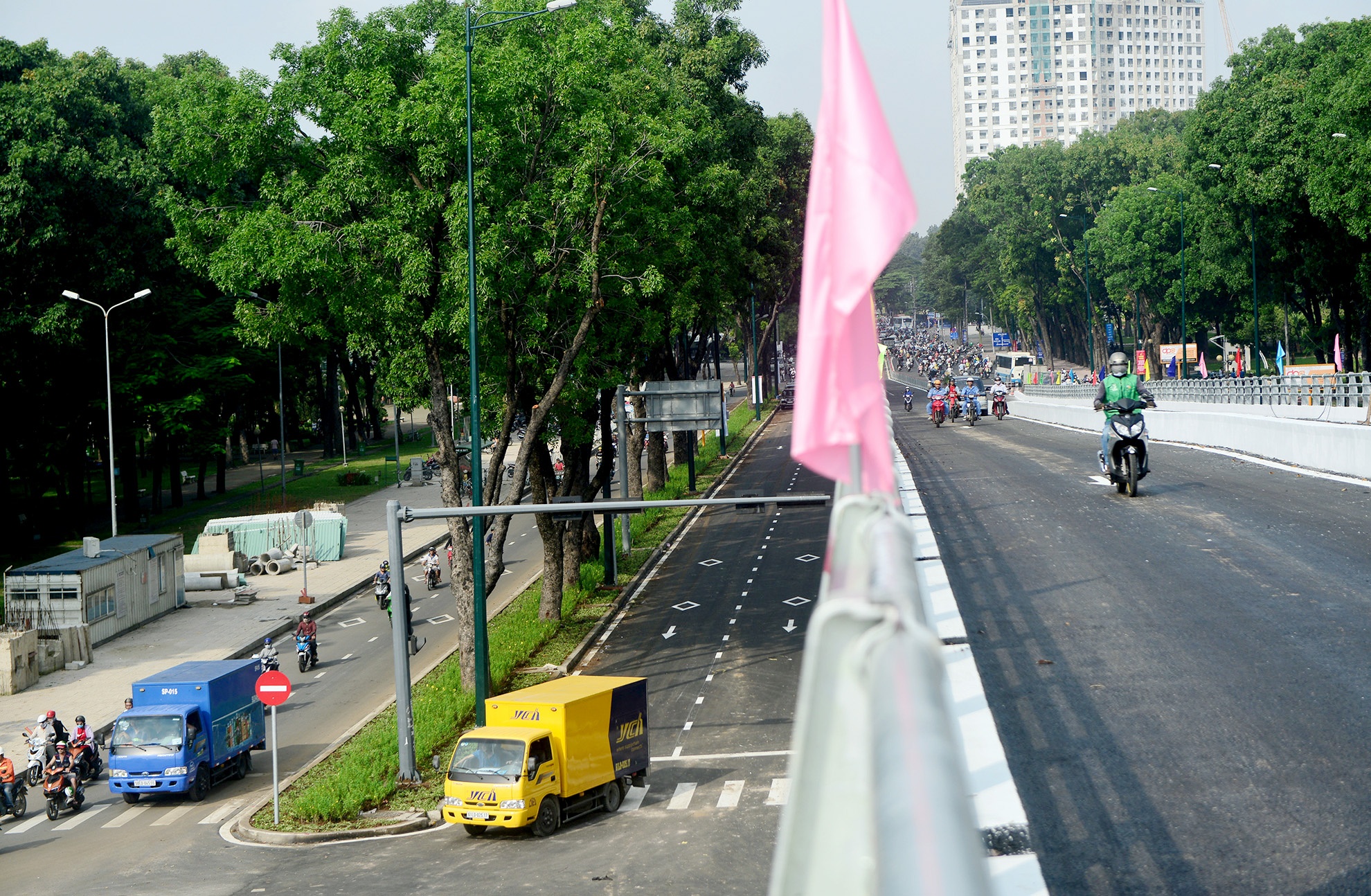 2 cau vuot giai cuu un tac san bay Tan Son Nhat anh 11