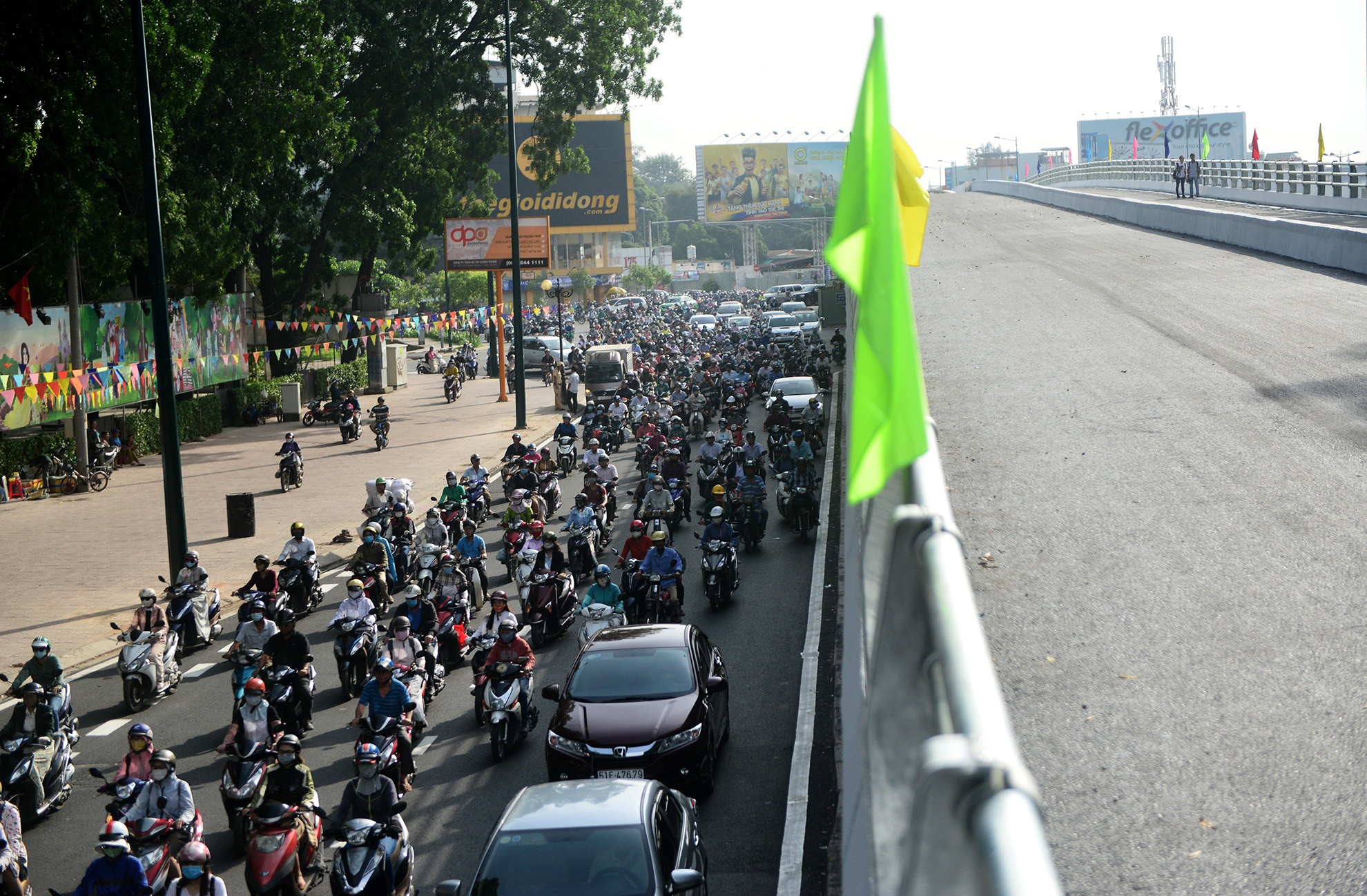 2 cau vuot giai cuu un tac san bay Tan Son Nhat anh 12