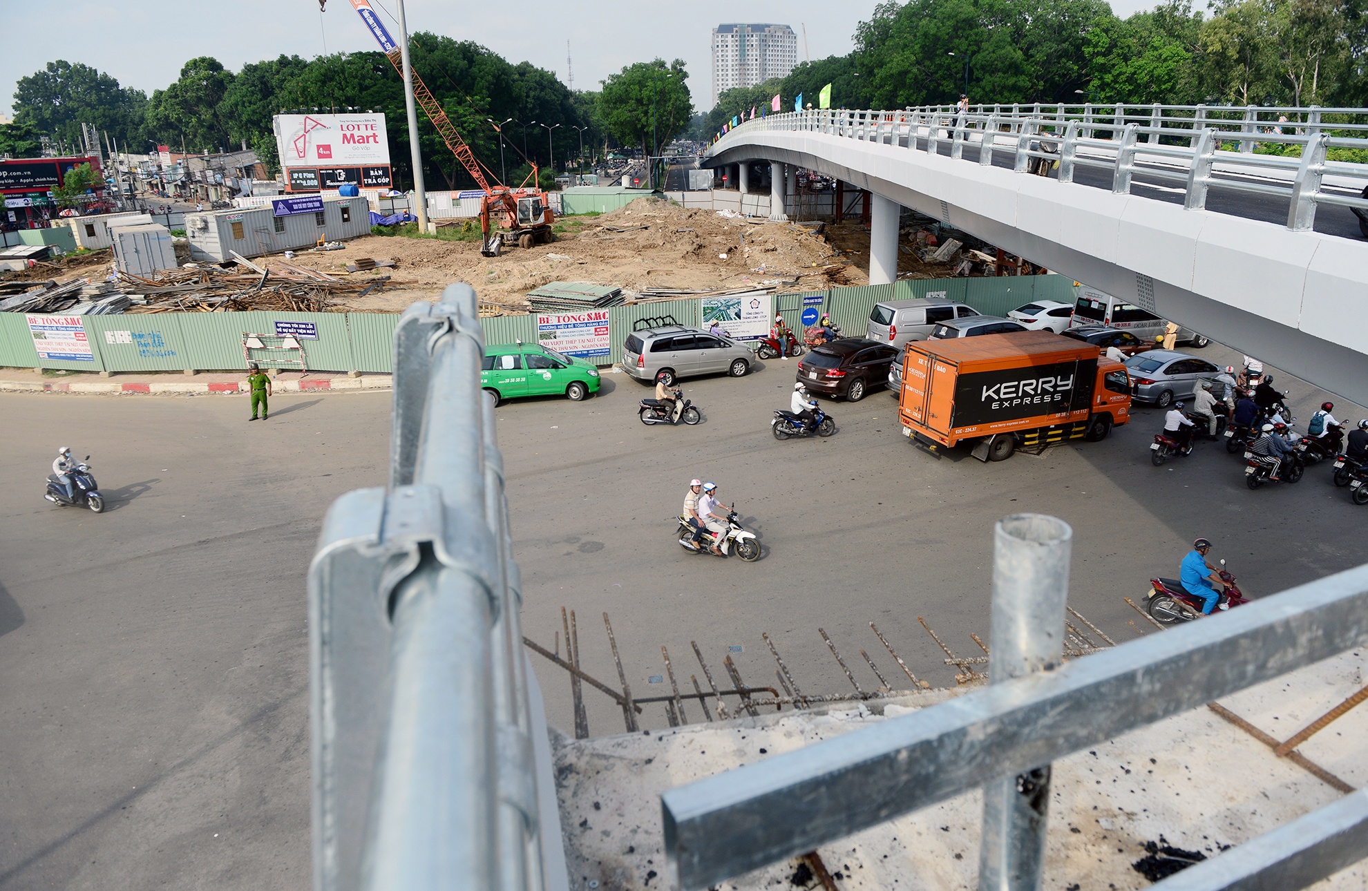 2 cau vuot giai cuu un tac san bay Tan Son Nhat anh 14