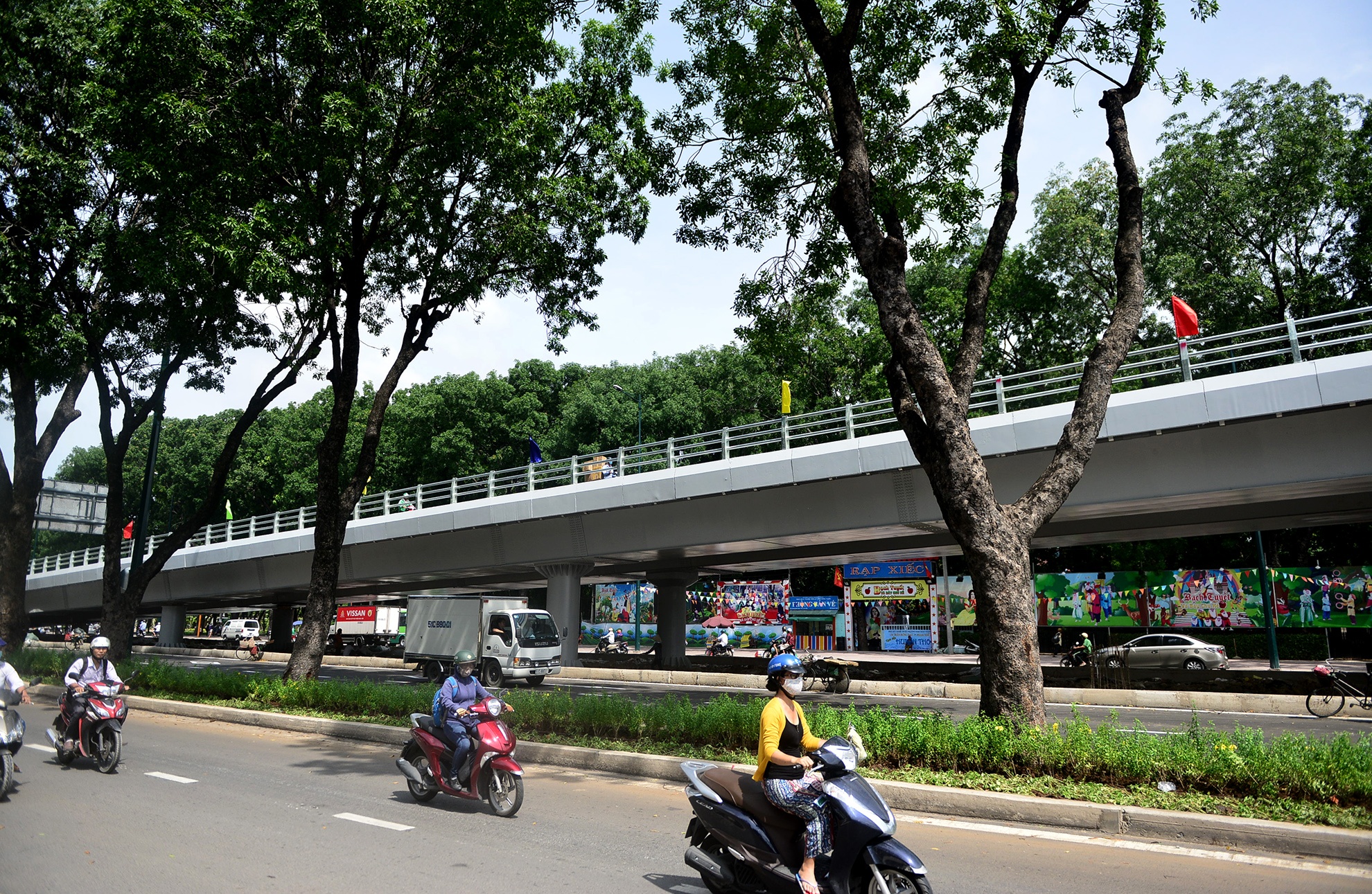 2 cau vuot giai cuu un tac san bay Tan Son Nhat anh 15