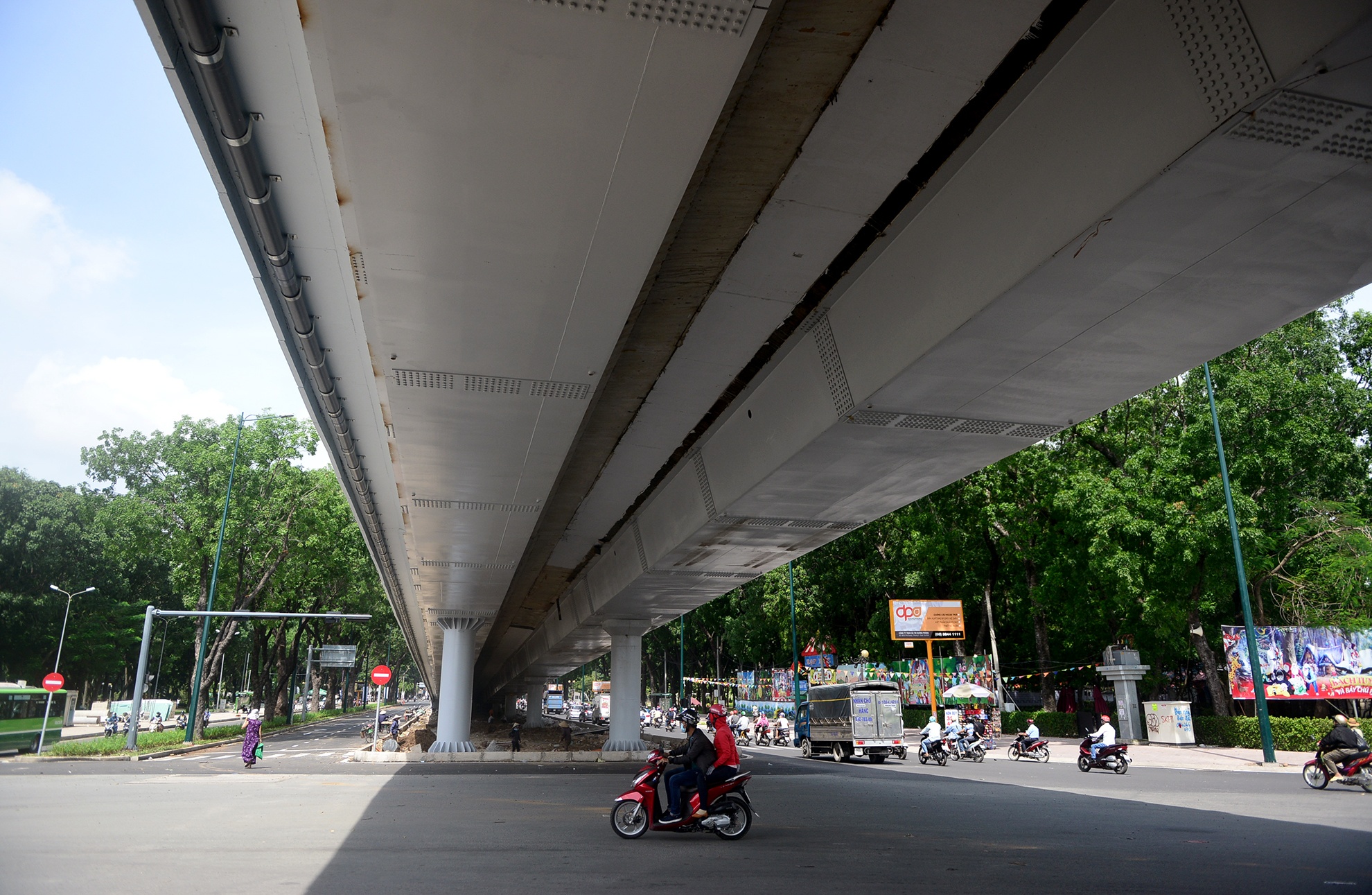 2 cau vuot giai cuu un tac san bay Tan Son Nhat anh 16