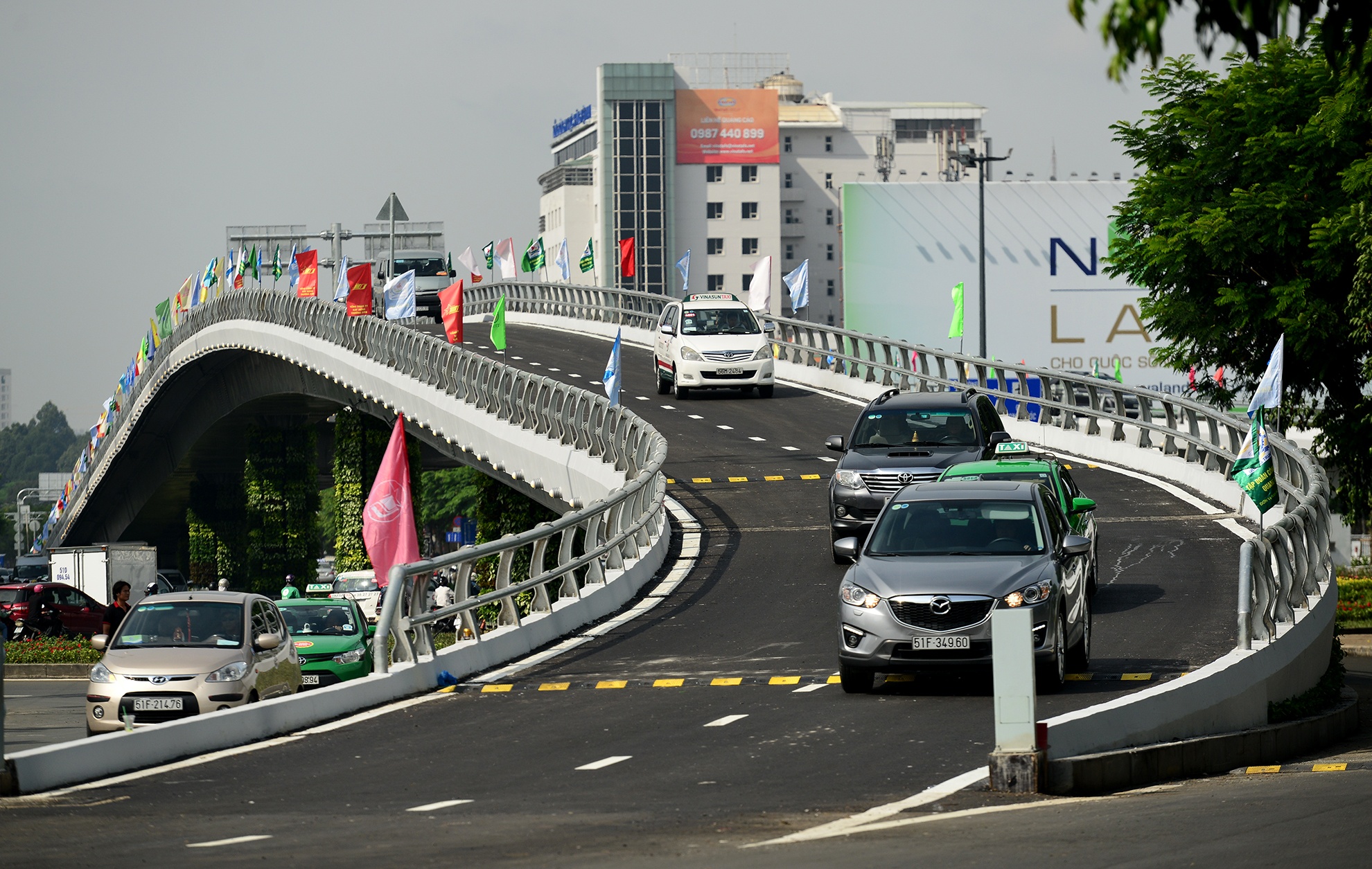 Cong san bay Tan Son Nhat thong thoang khi co cau vuot hinh anh