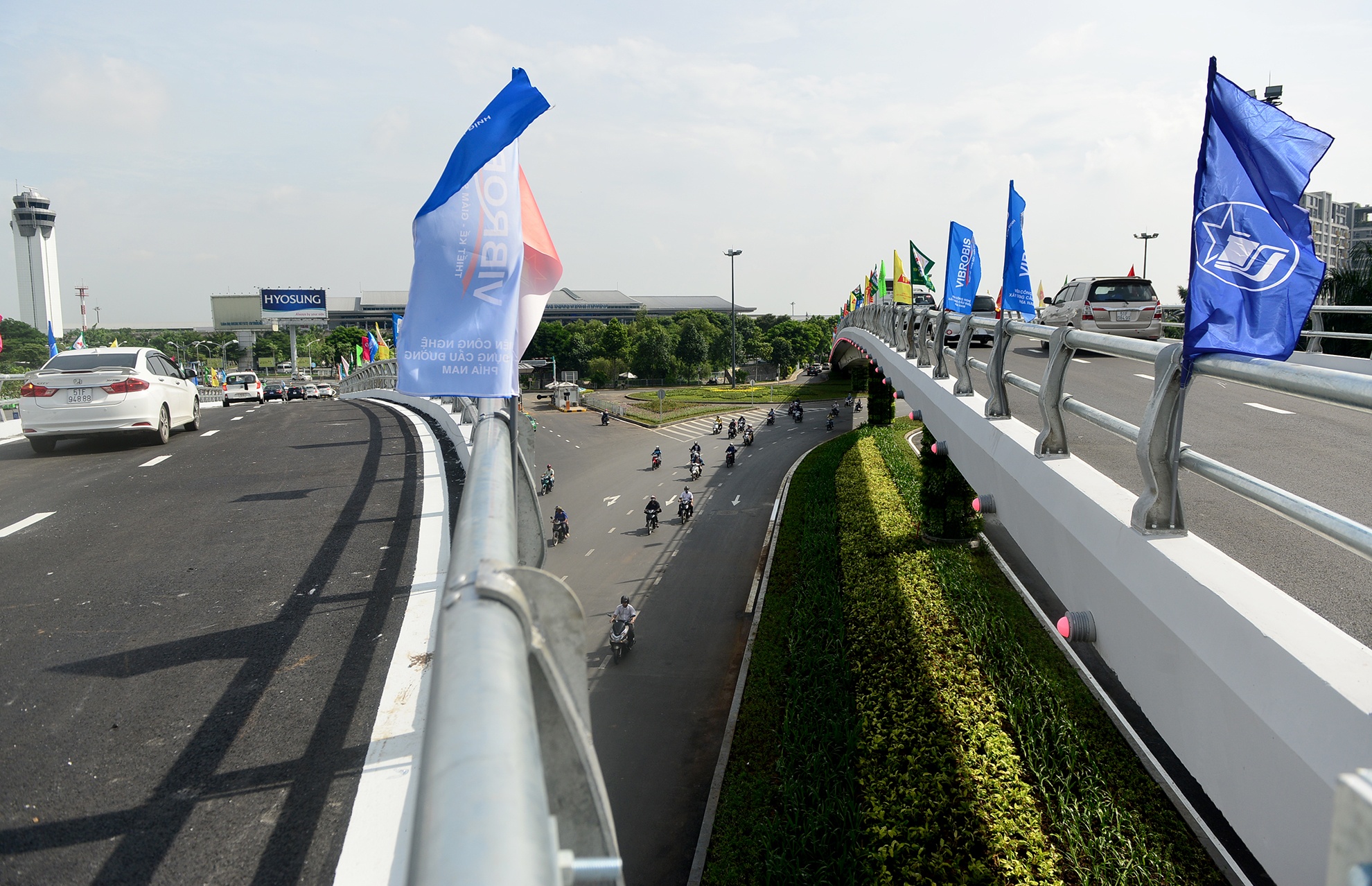 2 cau vuot giai cuu un tac san bay Tan Son Nhat anh 4