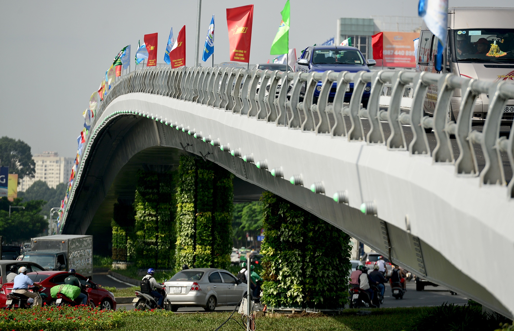 2 cau vuot giai cuu un tac san bay Tan Son Nhat anh 6