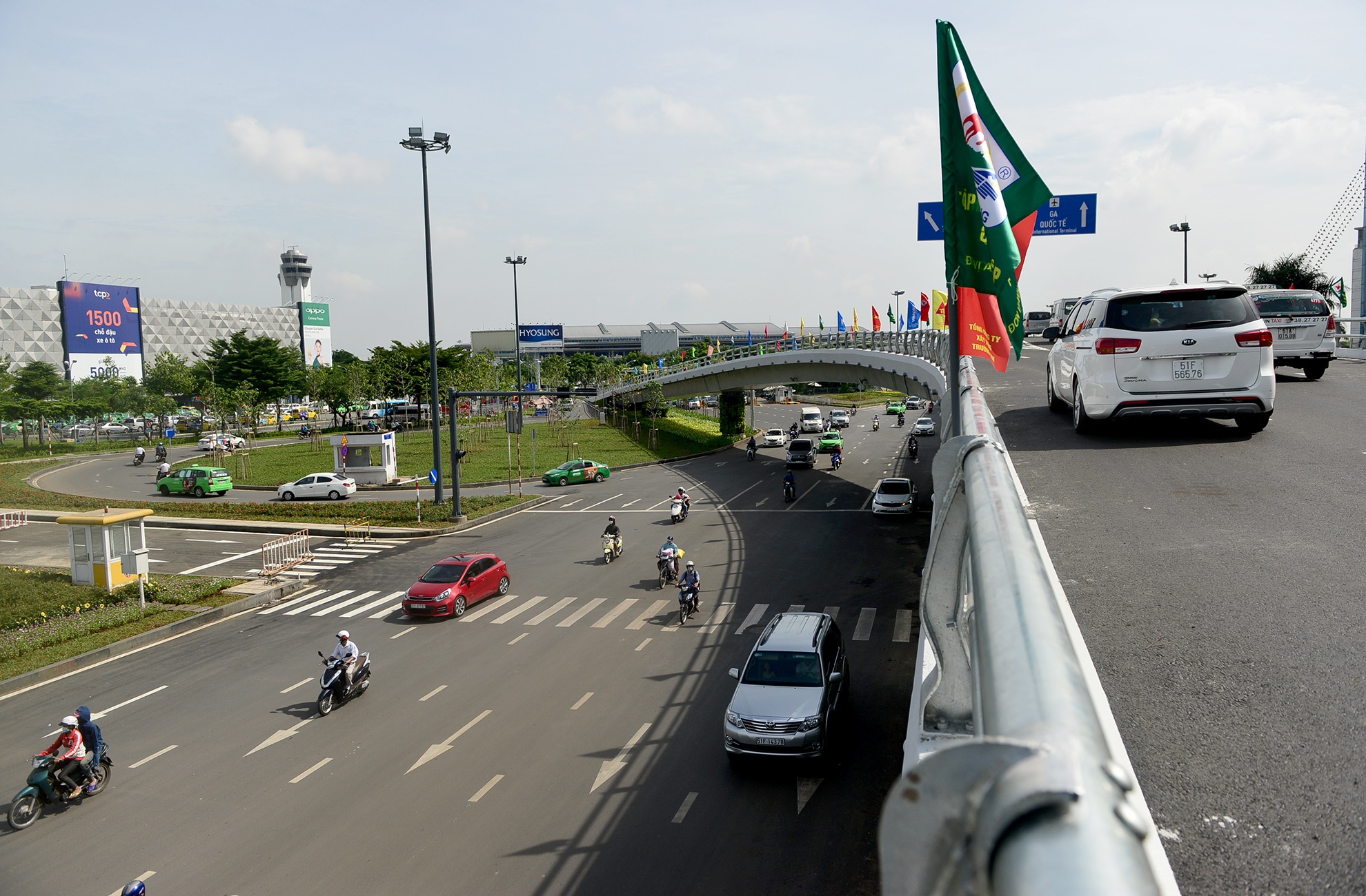 2 cau vuot giai cuu un tac san bay Tan Son Nhat anh 5