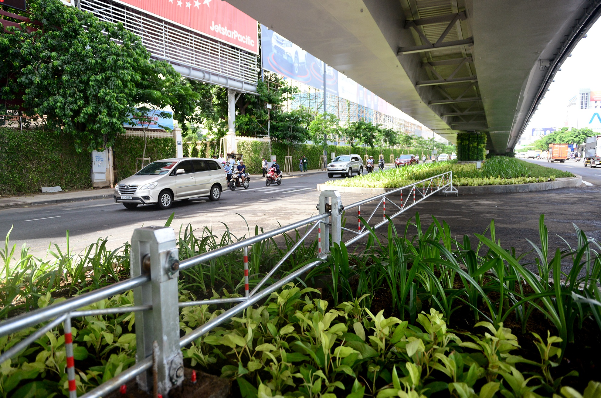 2 cau vuot giai cuu un tac san bay Tan Son Nhat anh 7