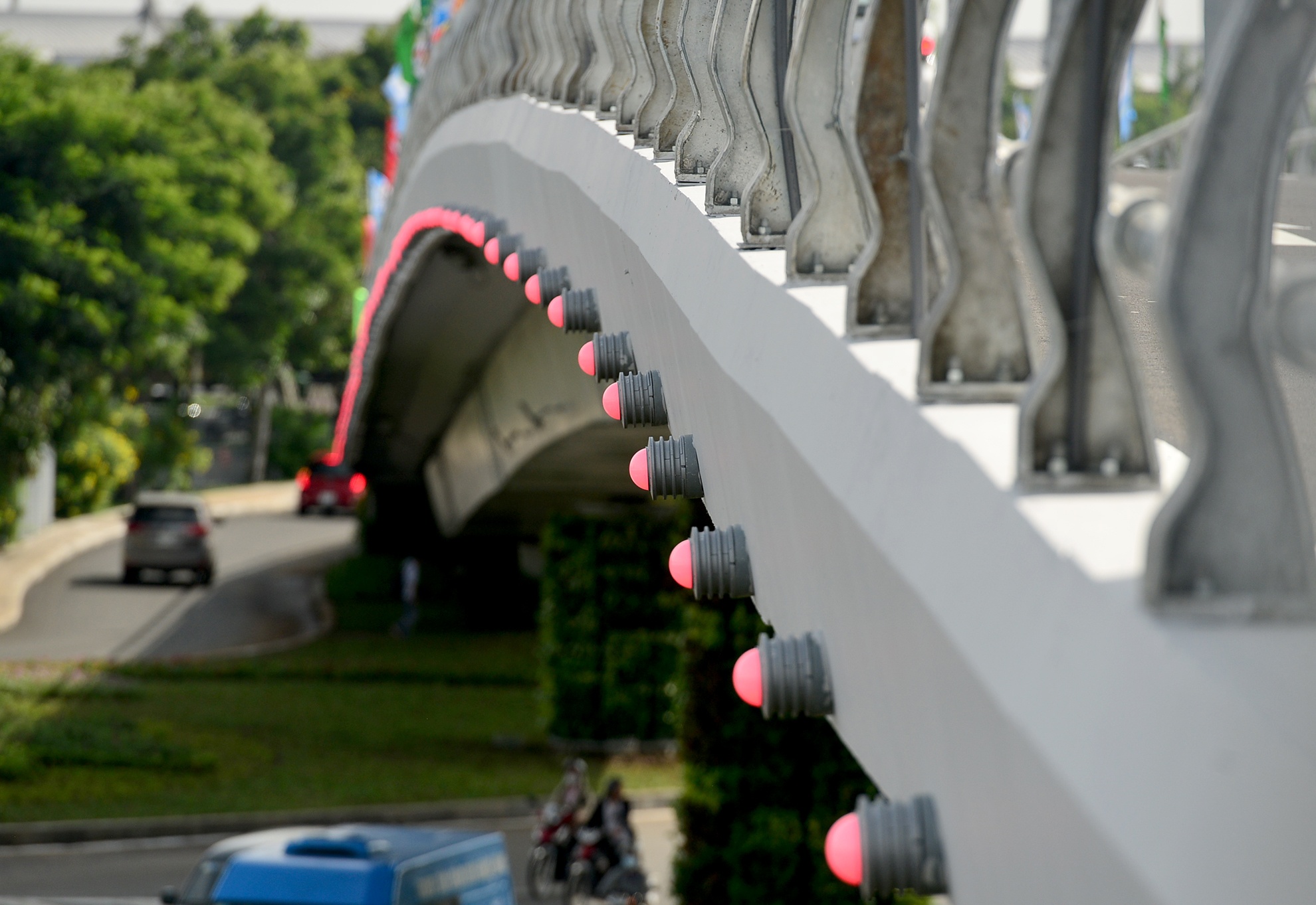 2 cau vuot giai cuu un tac san bay Tan Son Nhat anh 8