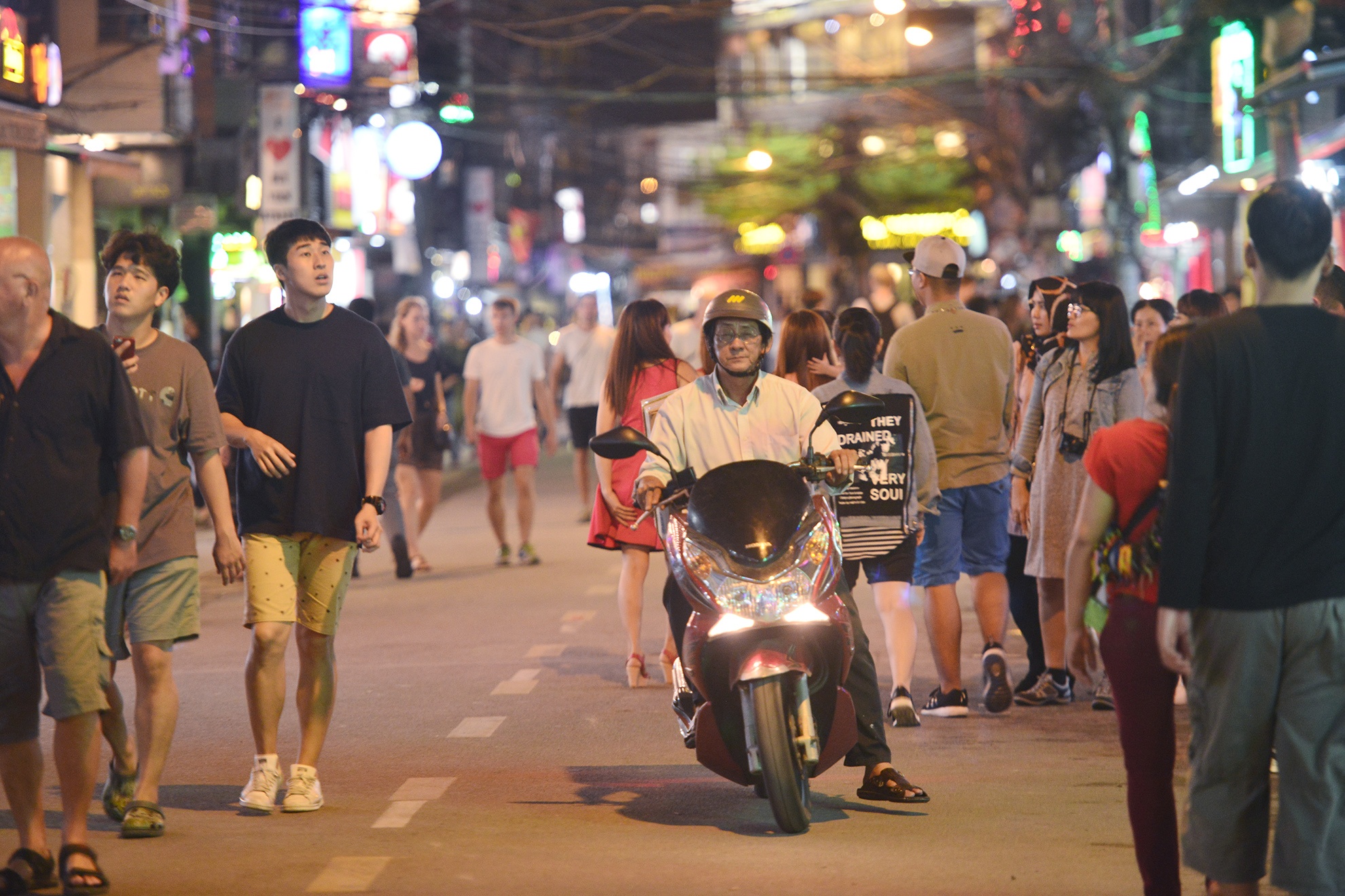 pho di bo Bui Vien hai ngay dau cam xe anh 13