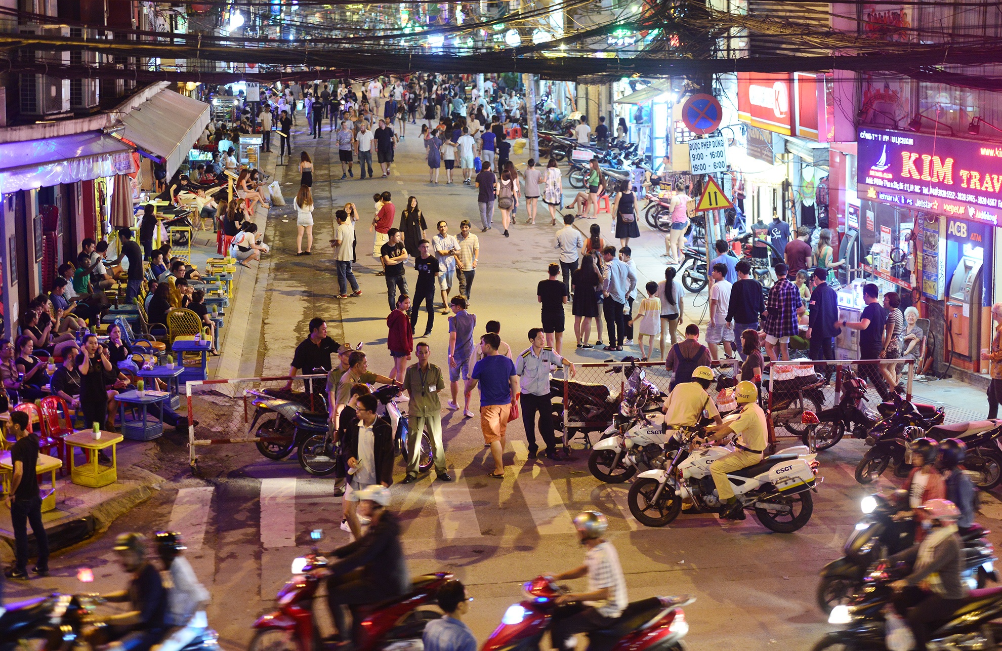 pho di bo Bui Vien hai ngay dau cam xe anh 1