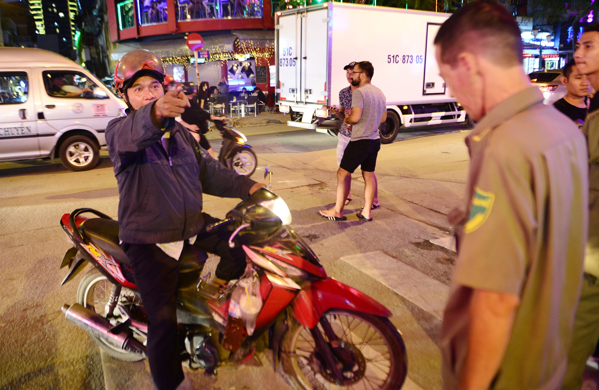 pho di bo Bui Vien hai ngay dau cam xe anh 2