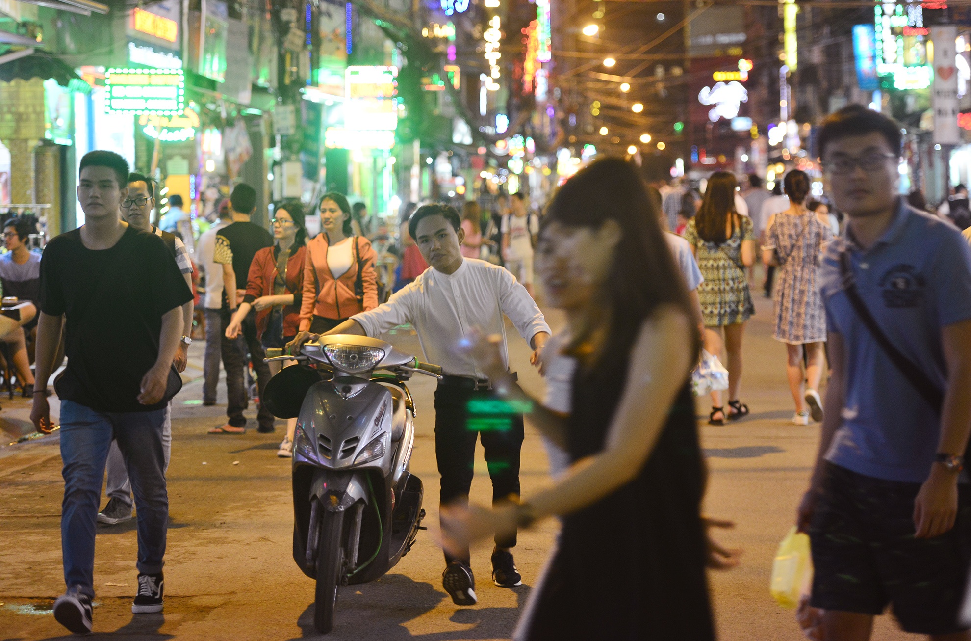 pho di bo Bui Vien hai ngay dau cam xe anh 4