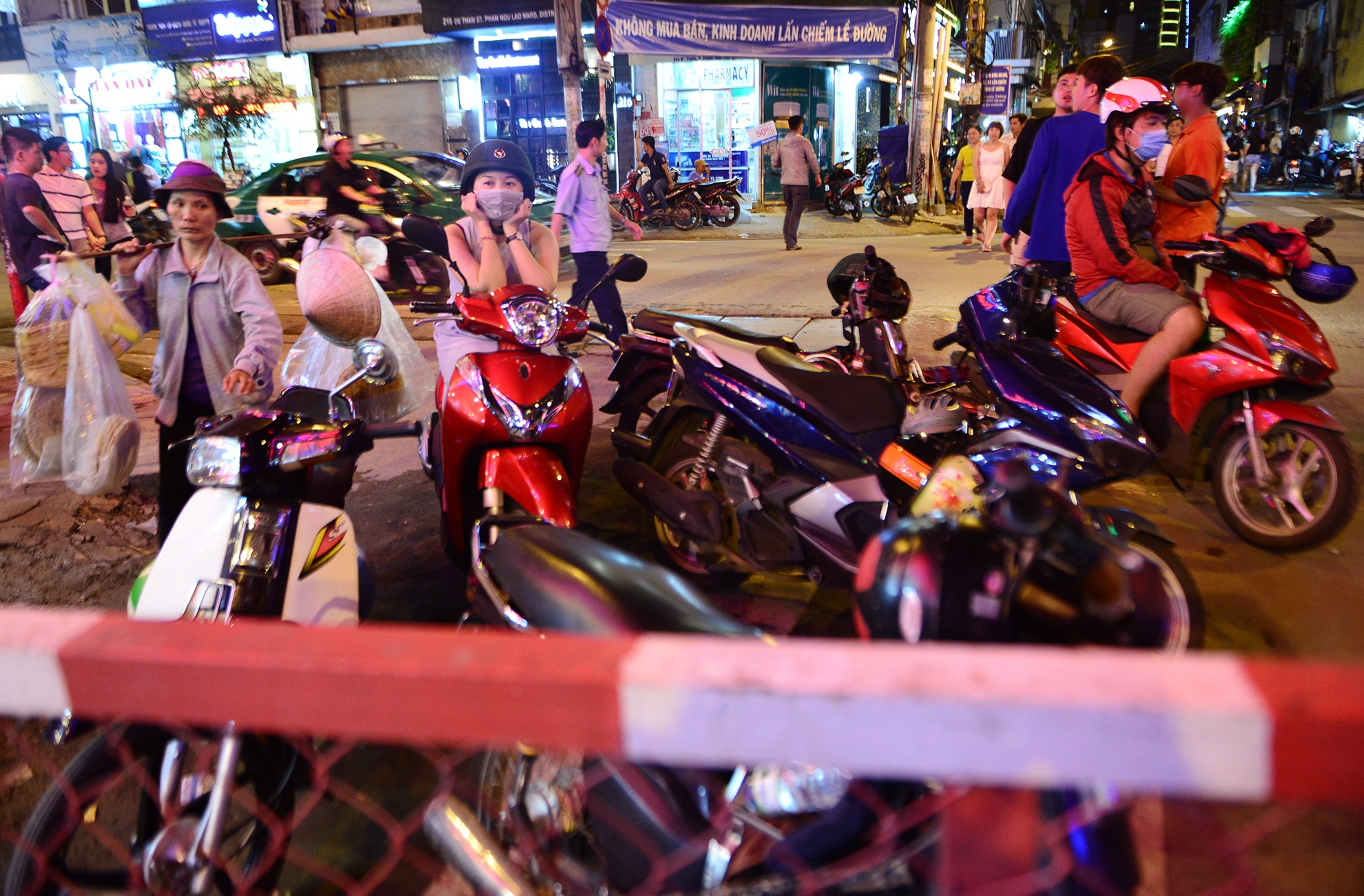 pho di bo Bui Vien hai ngay dau cam xe anh 5