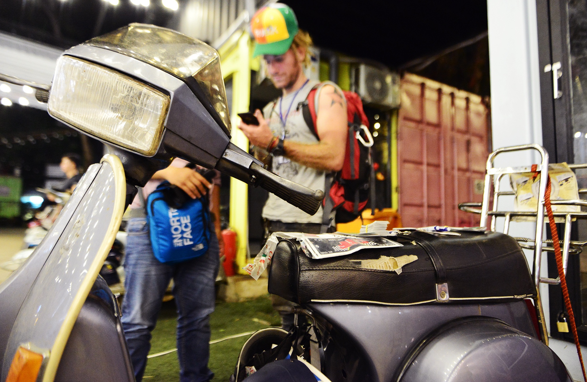 Chang trai di xe may tu Italy den Viet Nam anh 7