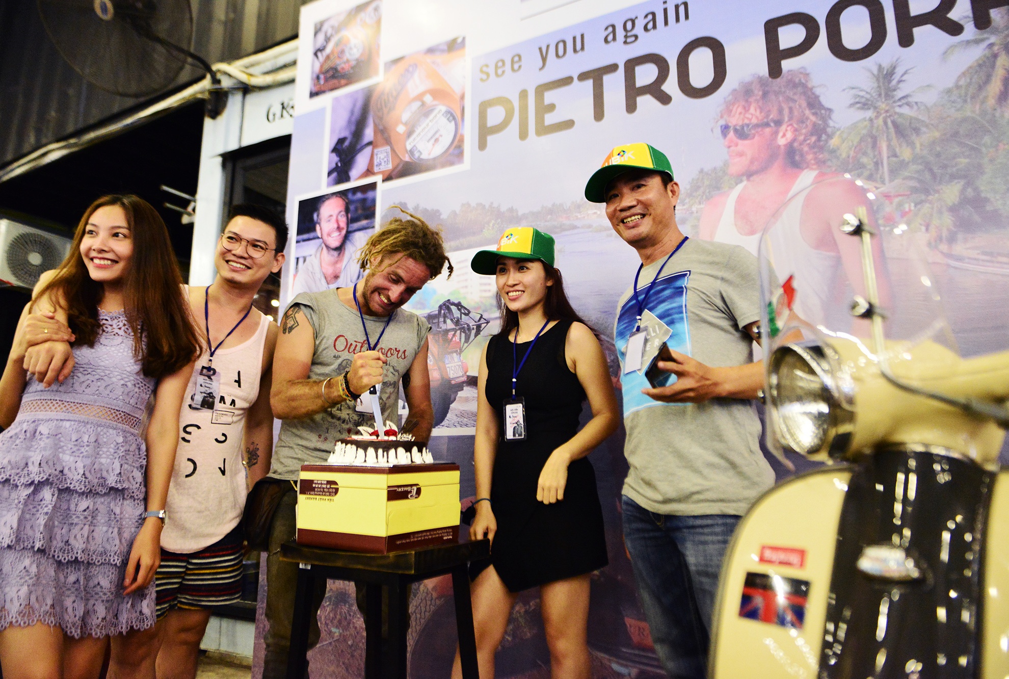 Chang trai di xe may tu Italy den Viet Nam anh 8