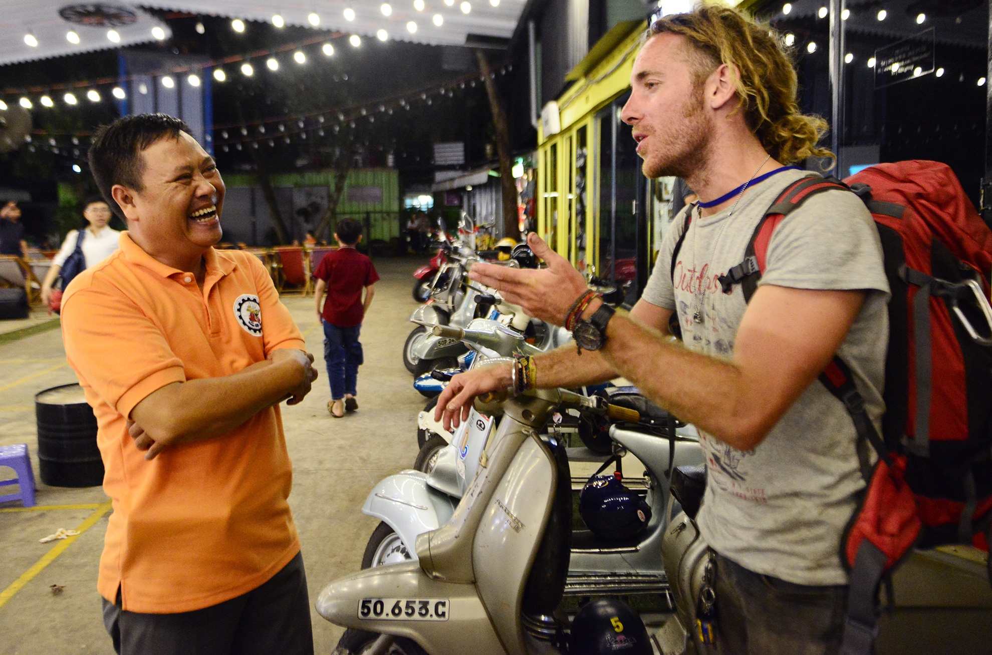 Chang trai di xe may tu Italy den Viet Nam anh 9