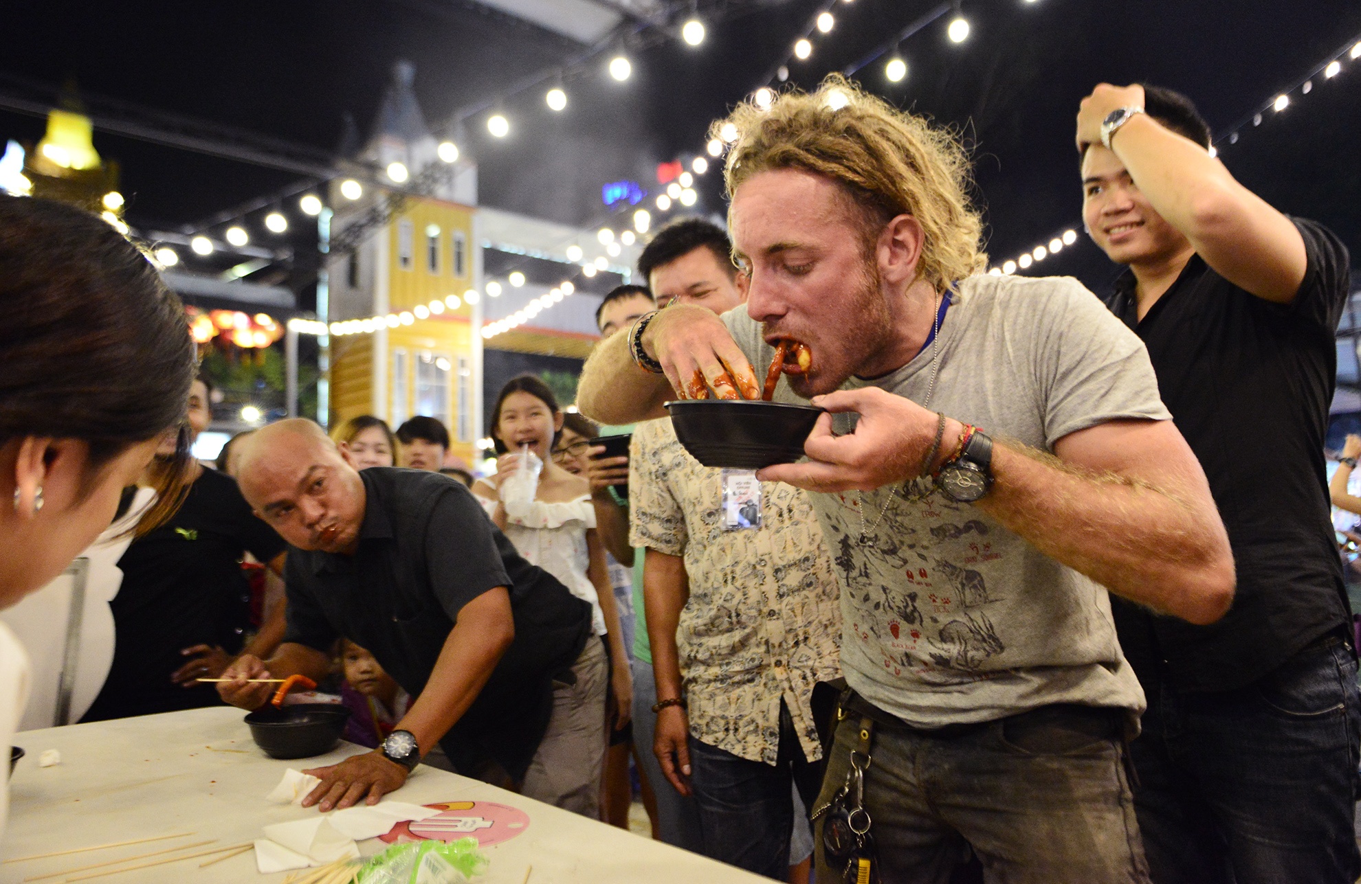 Chang trai di xe may tu Italy den Viet Nam anh 11