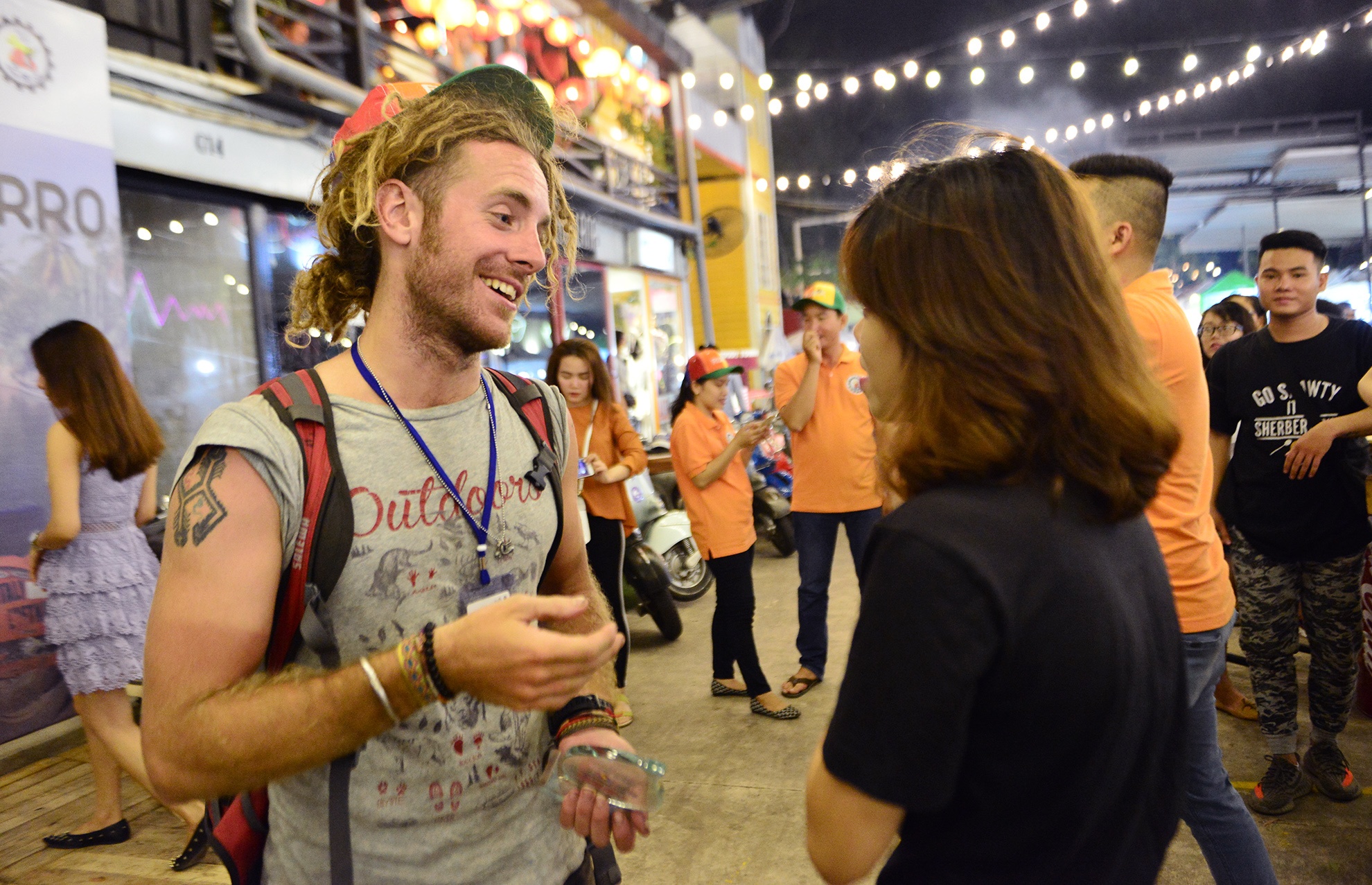 Chang trai di xe may tu Italy den Viet Nam anh 2