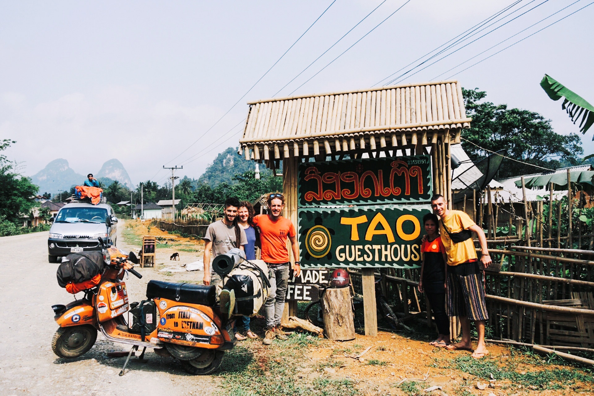 Chang trai di xe may tu Italy den Viet Nam anh 12