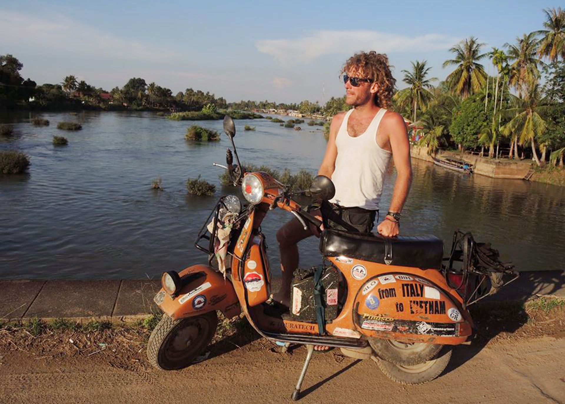 Chang trai di xe may tu Italy den Viet Nam anh 13