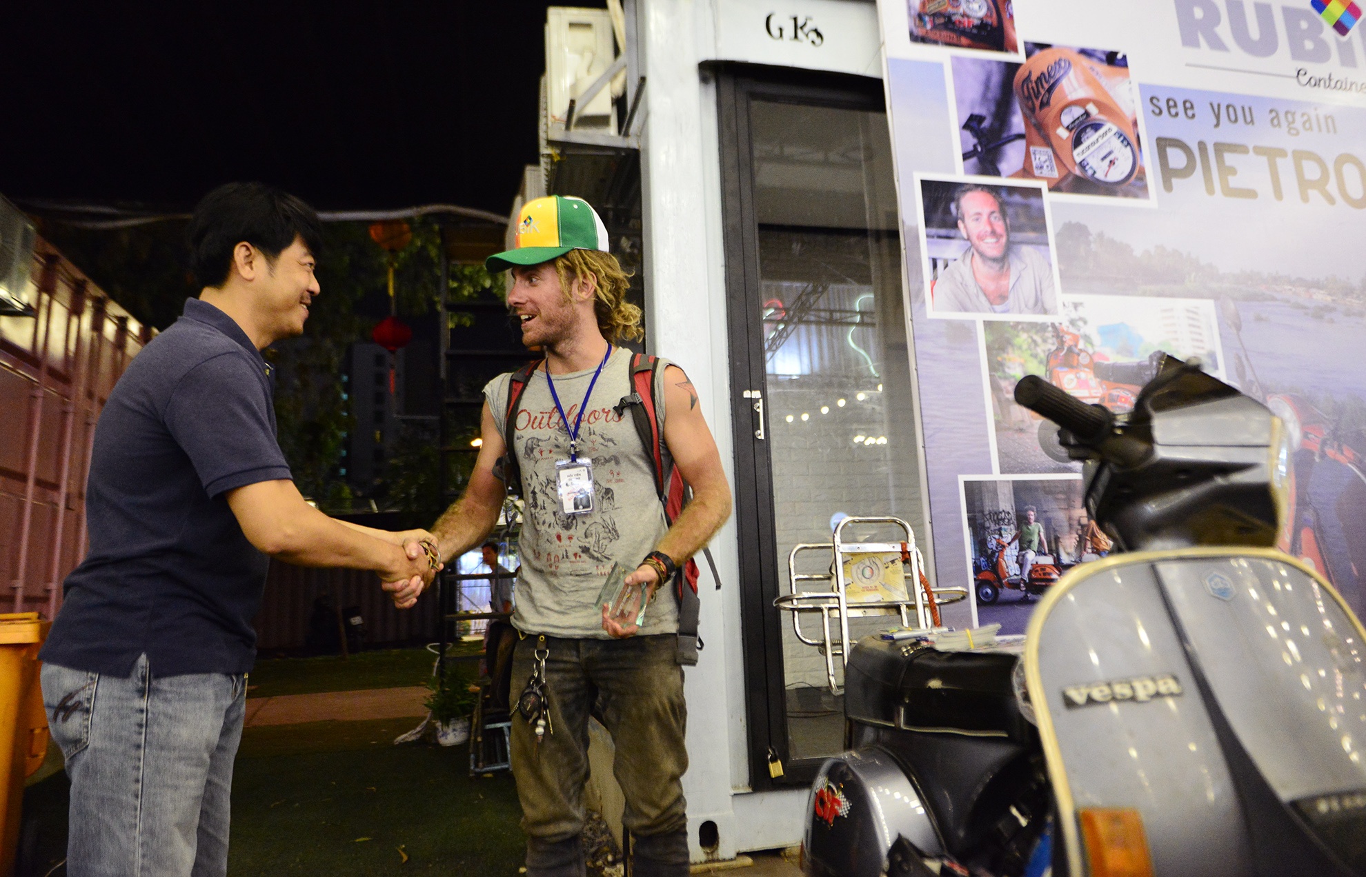 Chang trai di xe may tu Italy den Viet Nam anh 1