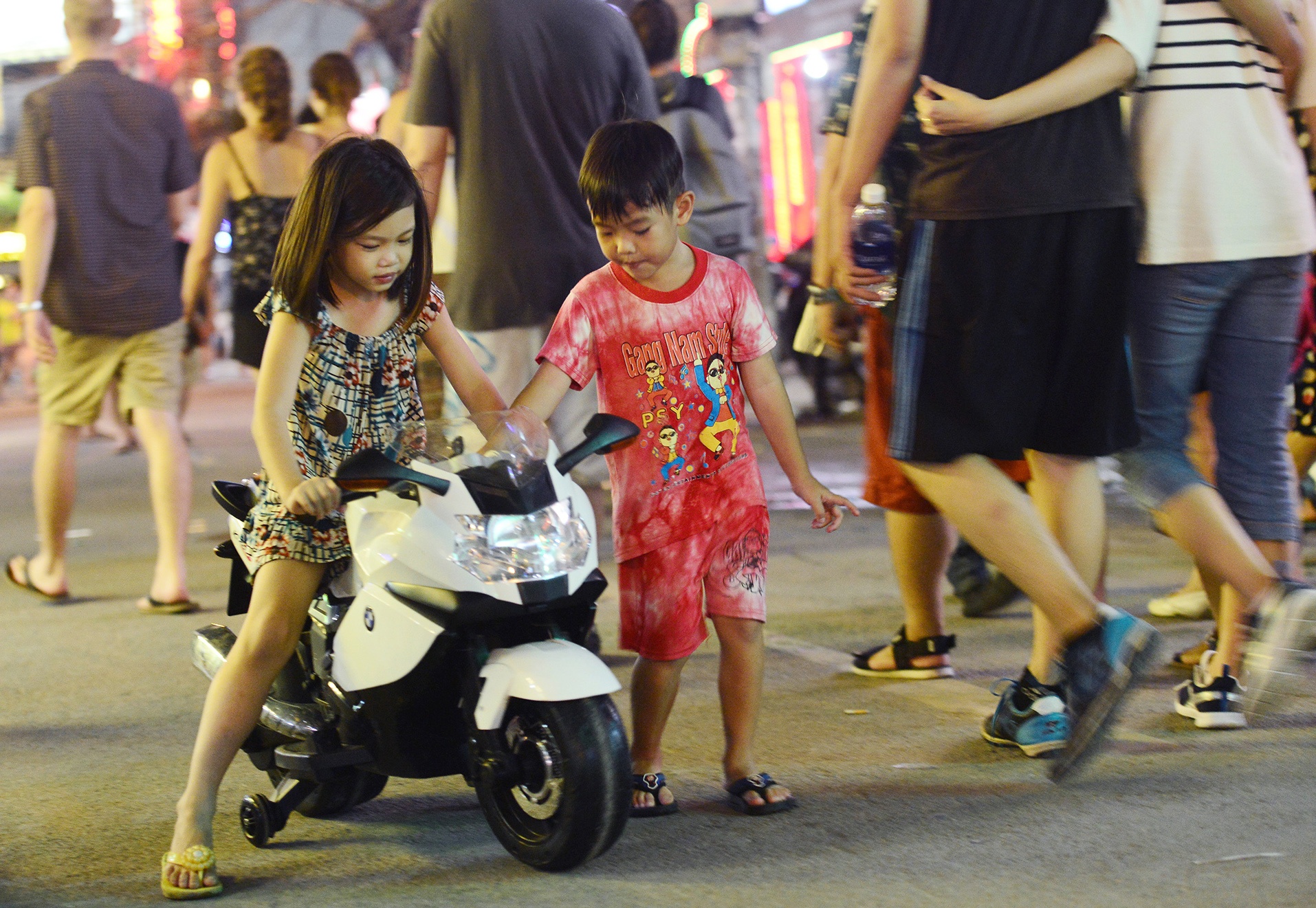 Pho di bo Bui Vien ngay dau thu nghiem cam xe may hinh anh