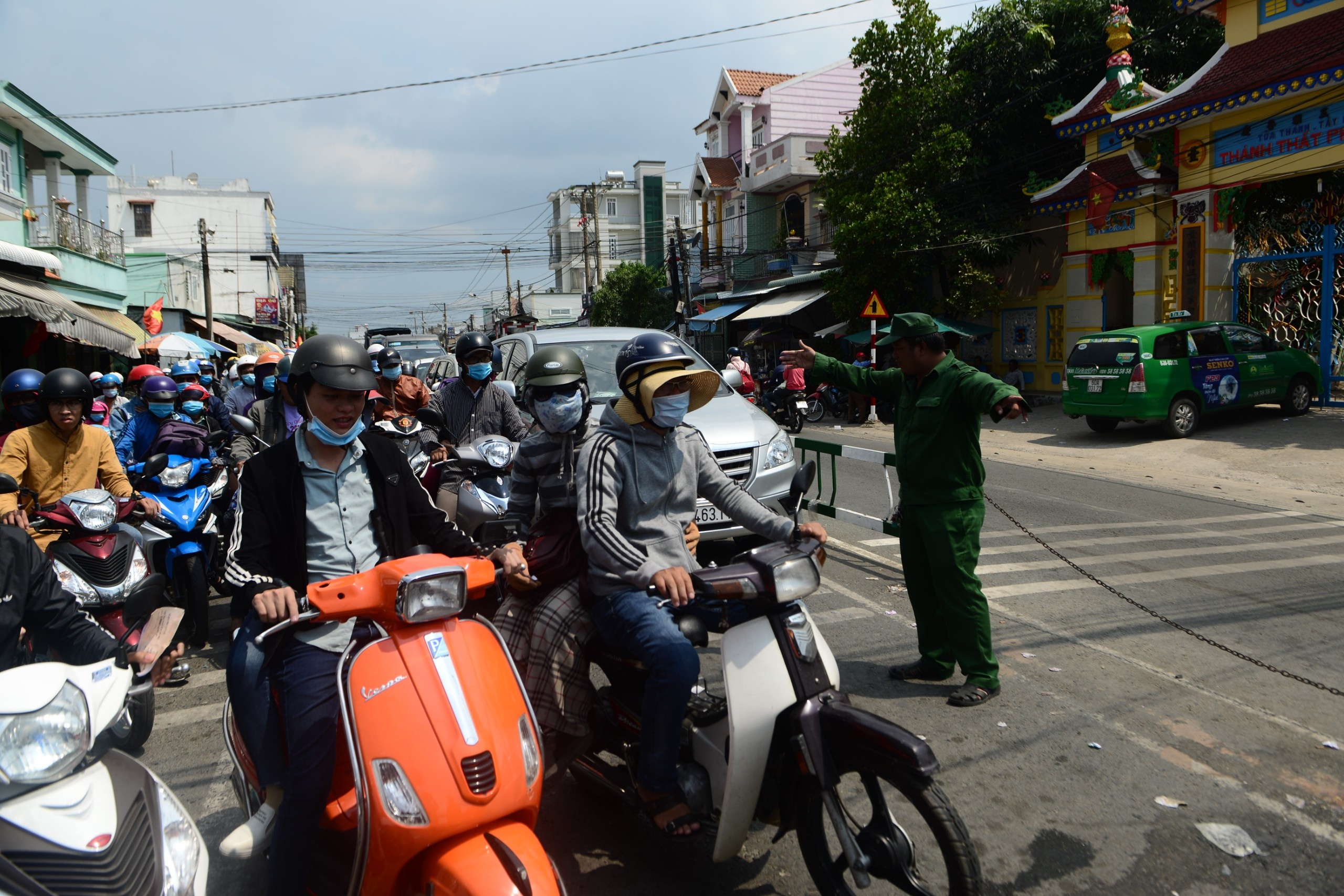 ket xe truoc san bay Tan Son Nhat anh 9